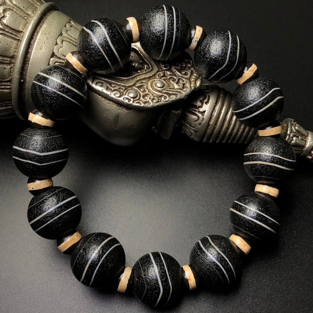 Old Tibetan Agate Bracelet: Title: Old Tibetan Agate Bracelet Origin: Chinese Date/Period: After1910 Materials: Agate Dimensions: 17(mm) 0.67(inches) Reserve: $179.00 Shipping: Domestic: Shipping rates are determined by