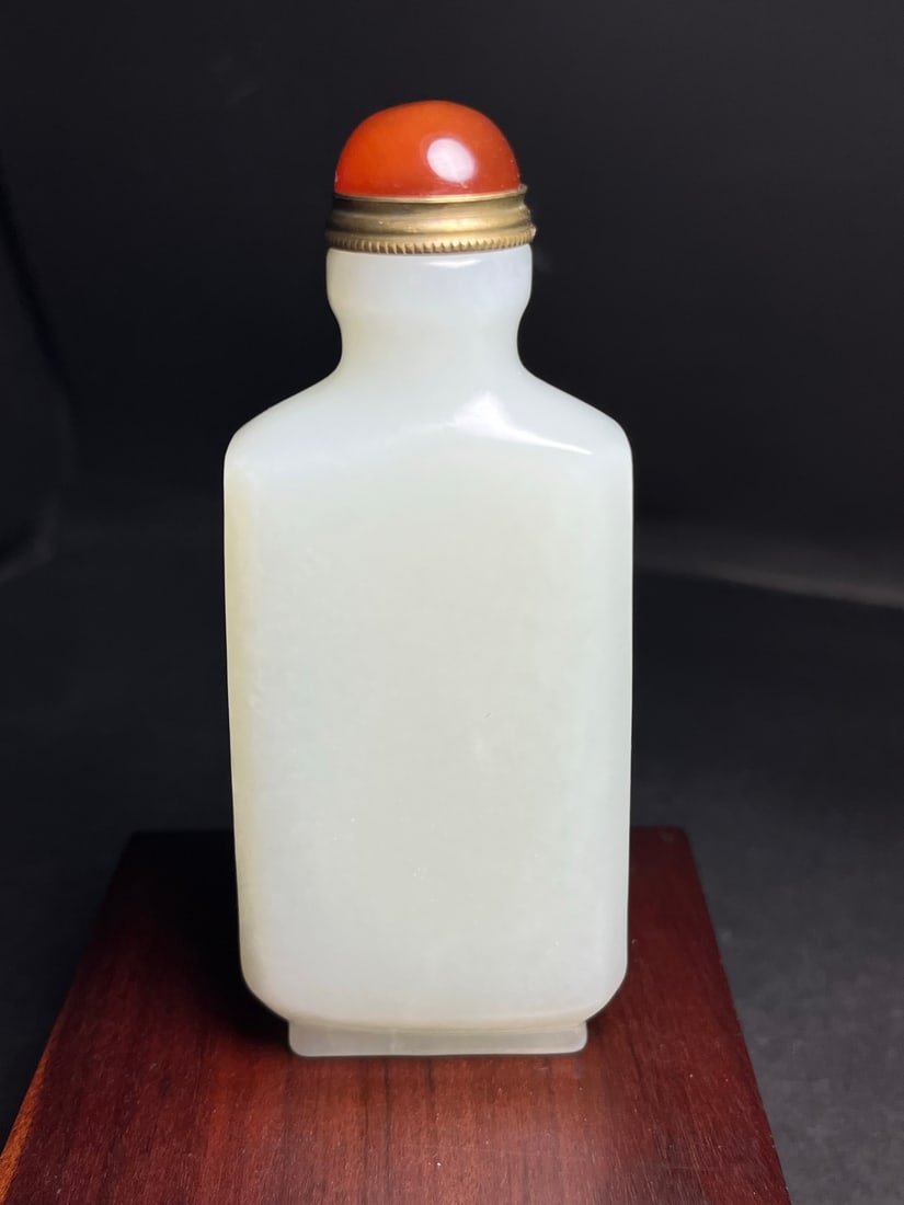 White Hetian Jade Snuff Bottle: Title: White Hetian Jade Snuff Bottle Origin: Chinese Date/Period: After2000 Materials: Hetian Jade Dimensions: 100x42x20(mm) 3.94x1.65x0.79(inches) Weight 0.31 lbs/142g Reserve: $1,599.00 Shipping:<