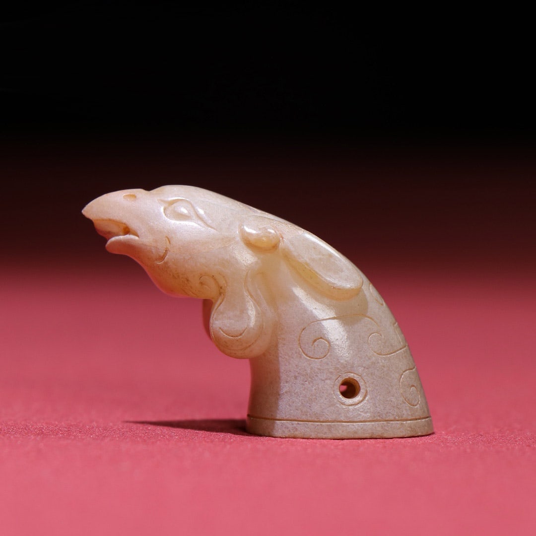 Old Hetian Jade Phoenix Head Statue: Title: Old Hetian Jade Phoenix Head Statue Origin: Chinese Date/Period: After1900 Materials: Hetian Jade Dimensions: 41x29x18(mm) 1.61x1.14x0.71(inches) Weight 0.05 lbs/23g Reserve: $158.00 Shipping: