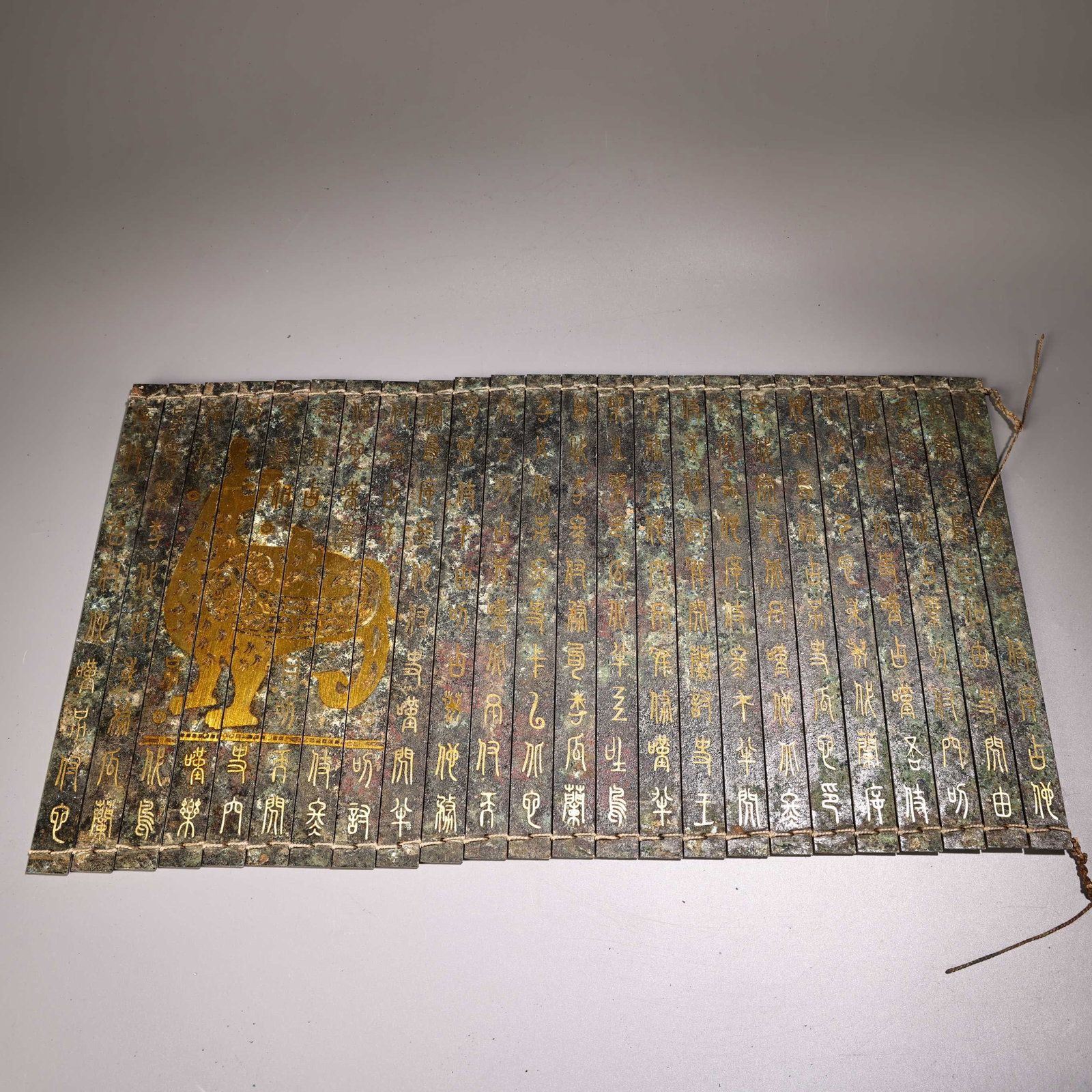 Old Gilt Gold Bronze Book: Title: Old Gilt Gold Bronze Book Origin: Chinese Date/Period: After1890 Materials: Gilt Gold Bronze Dimensions: 500x280(mm) 19.69x11.02(inches) Weight 3.53 lbs/1600g Reserve: $399.00 Shipping:
