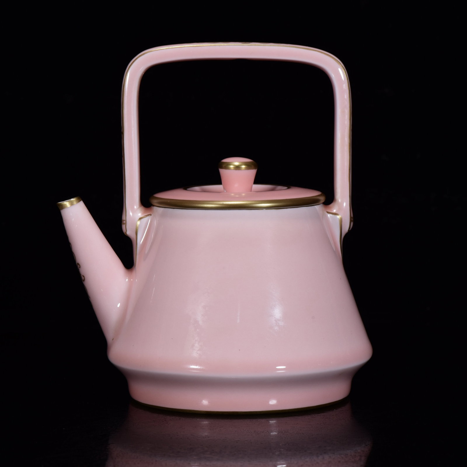 Gilt Gold Pink Glaze Porcelain Teapot: Title: Gilt Gold Pink Glaze Porcelain Teapot Origin: Chinese Date/Period: After1890 Materials: Porcelain Dimensions: 170x150(mm) 6.69x5.91(inches) Reserve: $399.00 Shipping: Domestic: Shipping rates