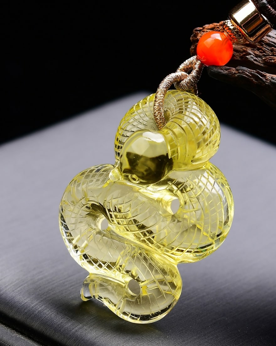 Yellow Crystal Snake Pendant: Title: Yellow Crystal Snake Pendant Origin: Chinese Date/Period: After2020 Materials: Crystal Dimensions: 39x30x16(mm) 1.54x1.18x0.63(inches) Weight 0.04 lbs/19.9g Reserve: $138.00 Shipping: