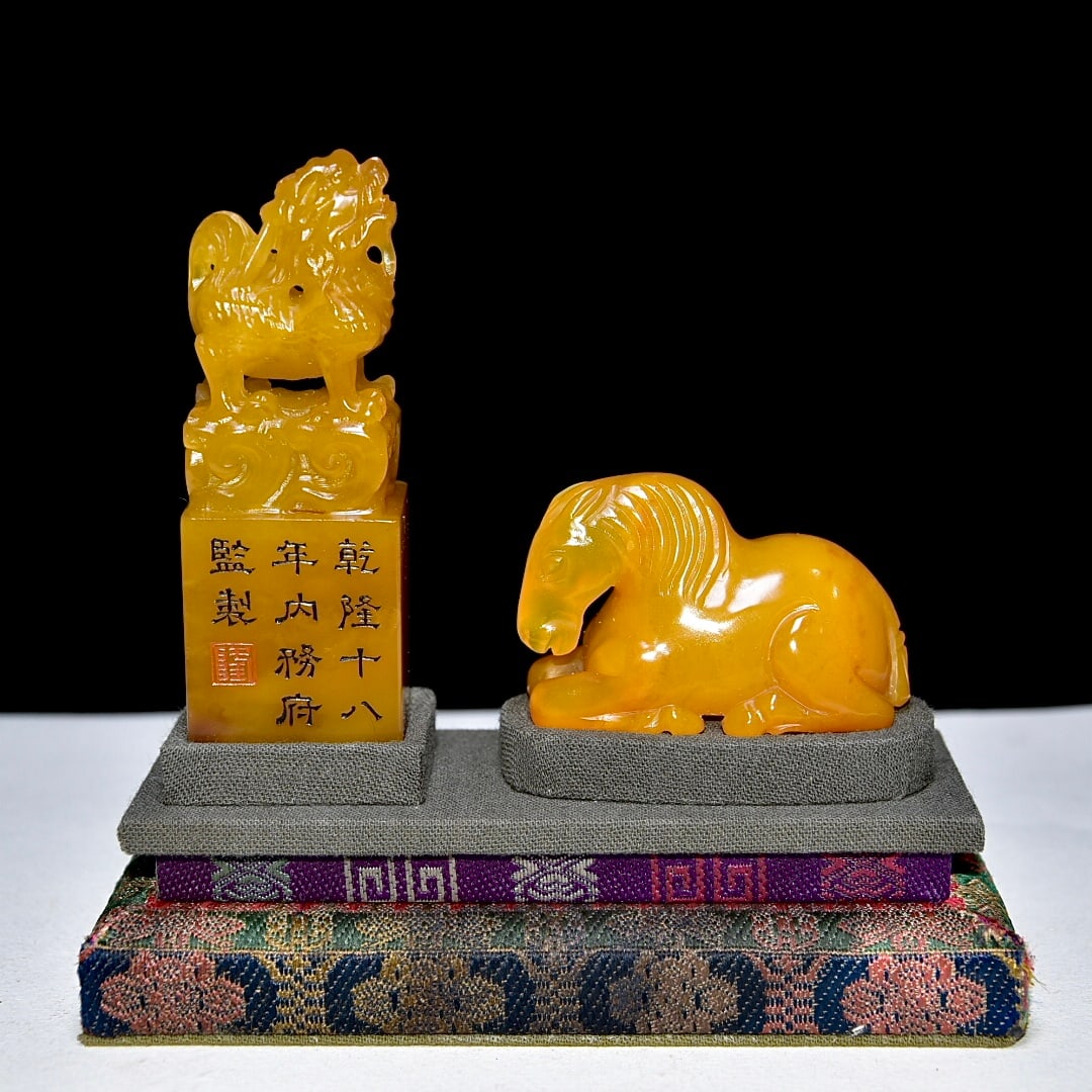 Yellow Shoushan Soapstone Hand-Carved Seal/Stamp & Horse Statue: Title: Yellow Shoushan Soapstone Hand-Carved Seal/Stamp & Horse Statue Origin: Chinese Date/Period: After1880 Materials: Shoushan Soapstone Dimensions: 30x25x90(mm) 1.18x0.98x3.54(inches)