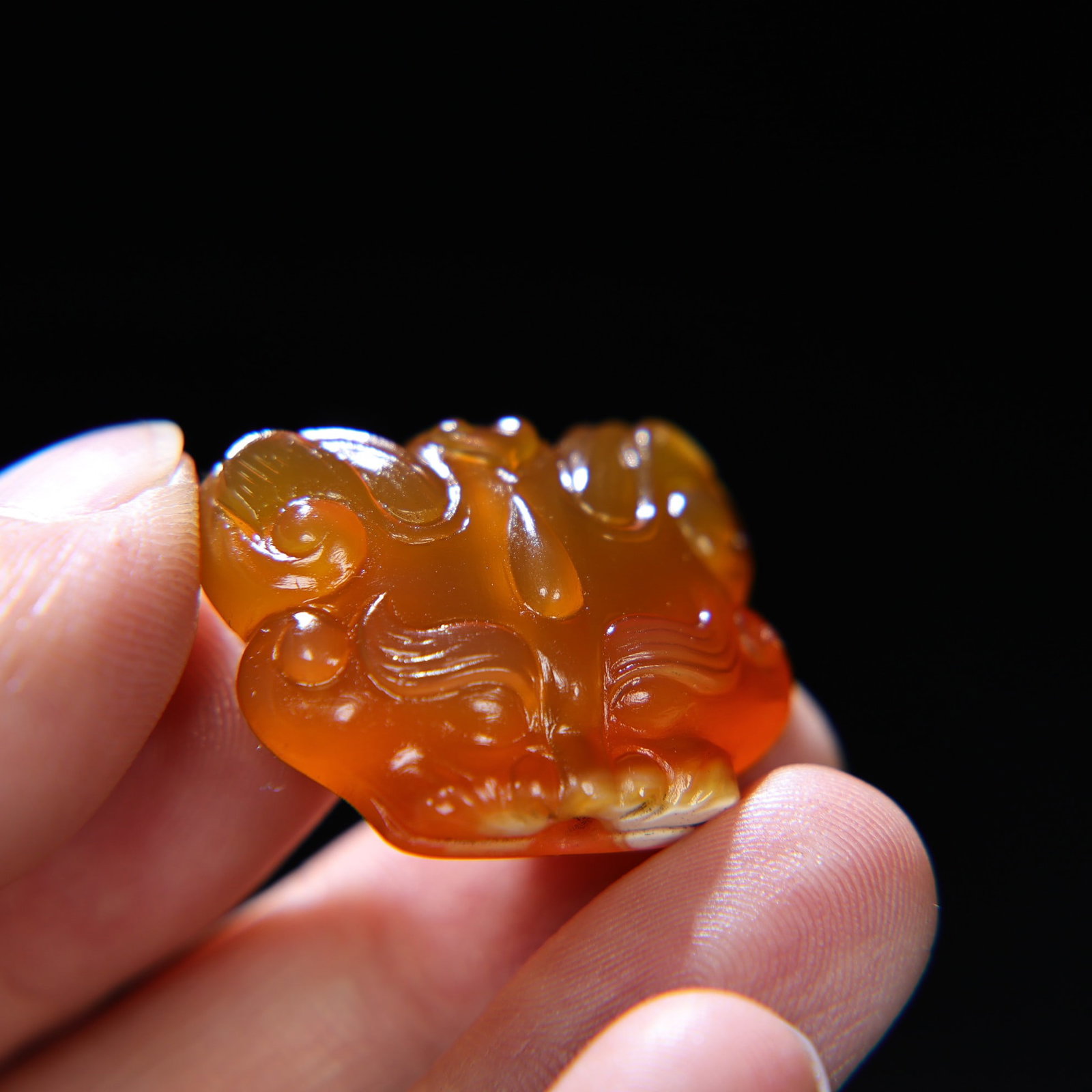 Agate Hand-Carved Pendant w Tiger: Title: Agate Hand-Carved Pendant w Tiger Origin: Chinese Date/Period: After1900 Materials: Agate Dimensions: 29 x 23 x 11 (mm) 1.14 x 0.90 x 0.43 (inches) Weight: 0.02 lbs/ 11 g Reserve: $150.00