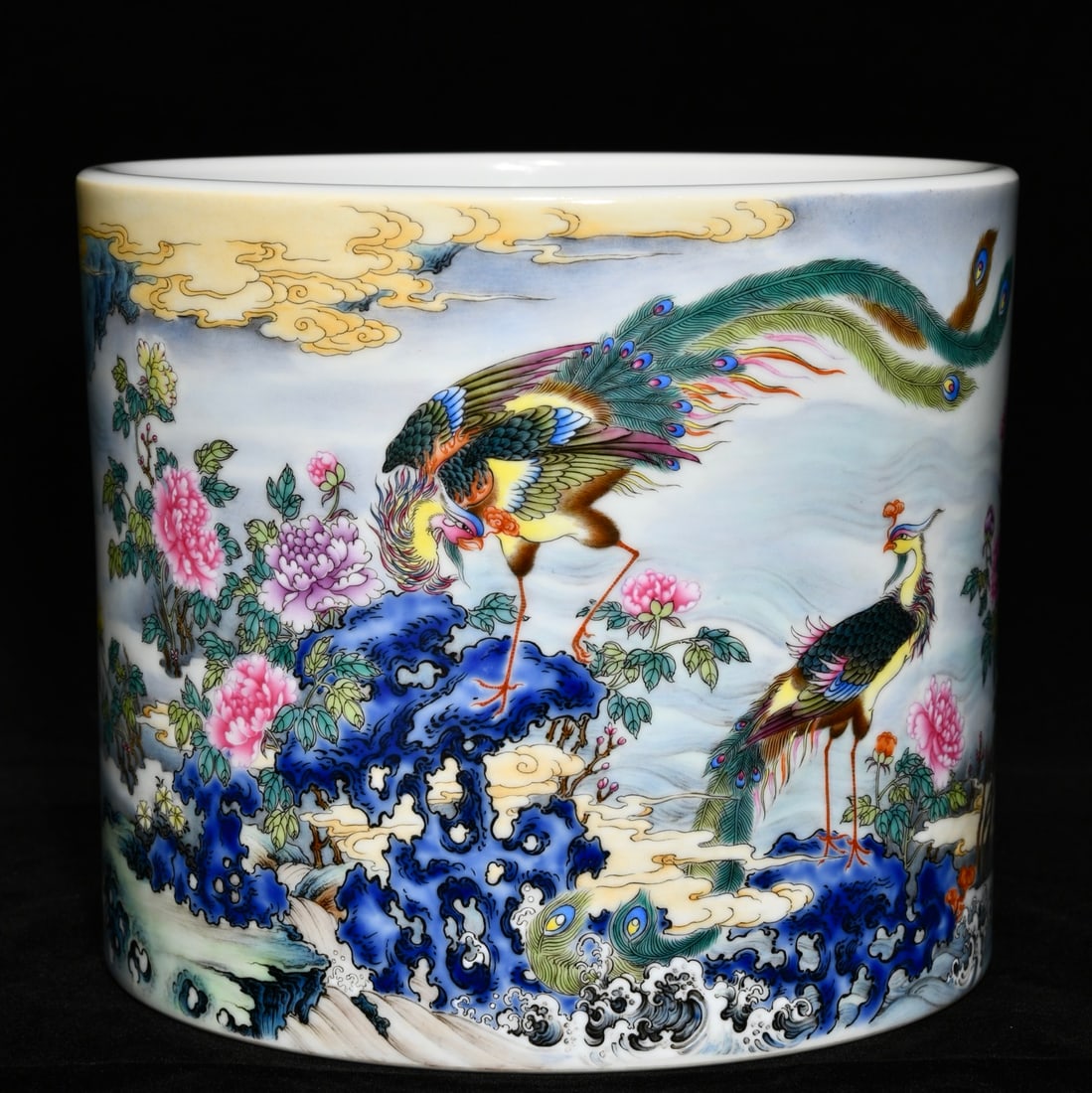 Porcelain Bursh Pot Famille Rose w Phoenix & Peony ,Qing Dynasty Yongzheng Mark: Title: Porcelain Bursh Pot Famille Rose w Phoenix & Peony ,Qing Dynasty Yongzheng Mark Origin: Chinese Date/Period: After1900 Materials: Porcelain Dimensions: 195 x 168 (mm) 7.68 x 6.61 (inches)