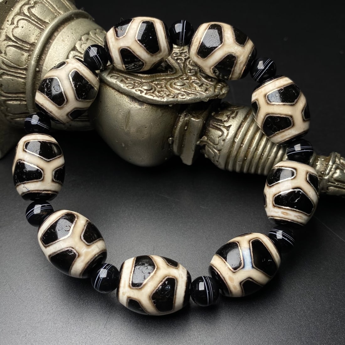 Tibetan DZI Agate Inlay Silver Wires Beads Bracelet: Title: Tibetan DZI Agate Inlay Silver Wires Beads Bracelet Origin: Chinese Date/Period: After1910 Materials: DZI Agate Dimensions: 19 x 15 (mm) 0.75 x 0.59 (inches) Reserve: $289.00 Shipping: Domest