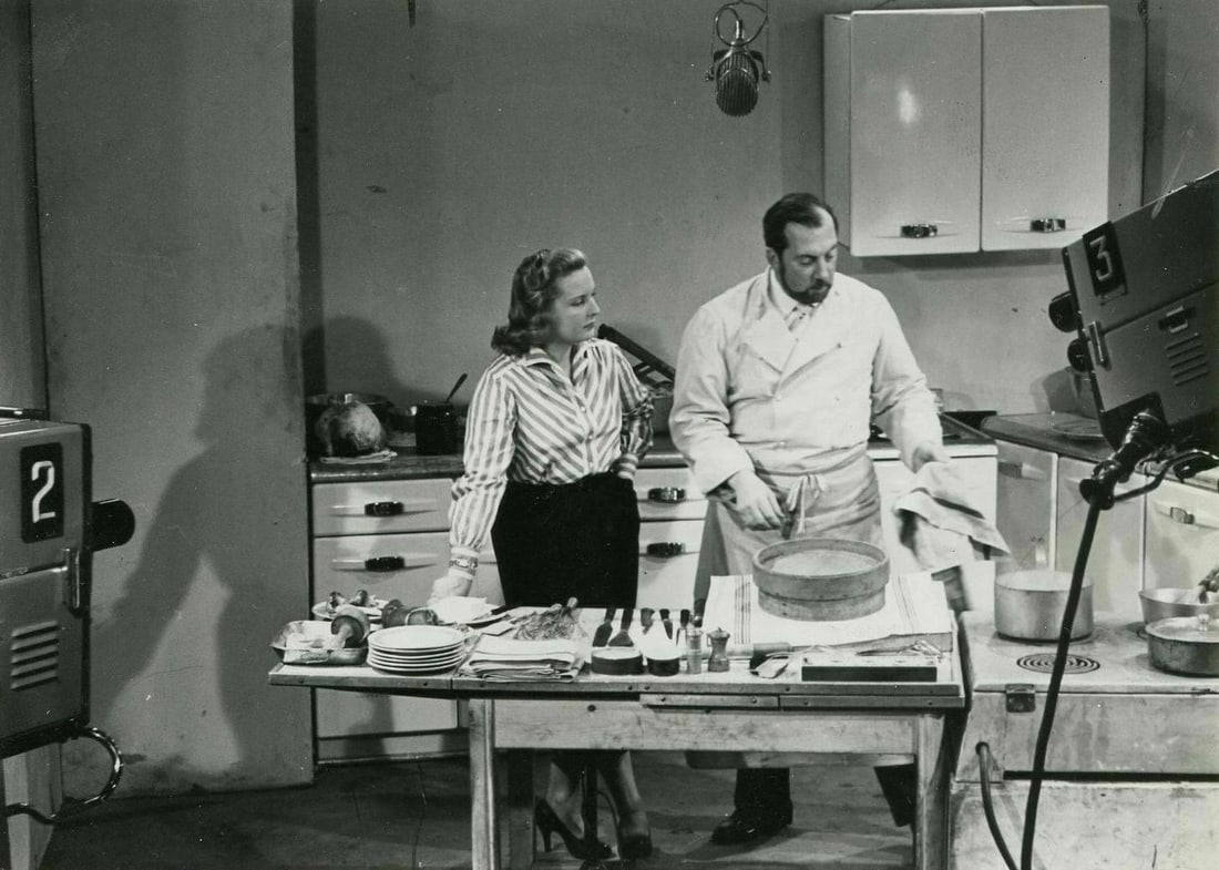 Photograph Cook Raymond Oliver and Catherine Langeais - Photo Presse c. 1970: 13.2 x 18 cm Reserve: $50.00 Shipping: Domestic: Flat-rate of $19.00 to anywhere within the contiguous U.S. International: Foreign shipping rates are determined by destination. International shipping