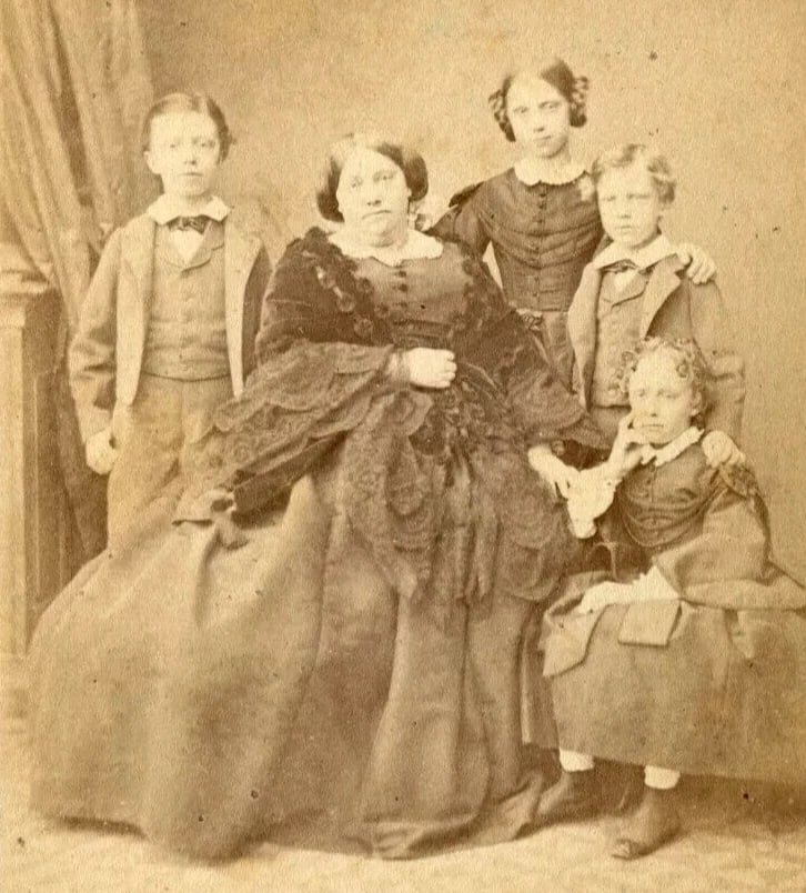 CDV Photo – Louise d'Artois, Duchess of Parma & Children c 1860s (1 of 8)