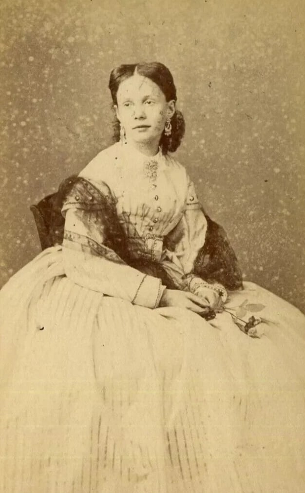 CDV Photo Princess Isabella & Prince of Girgenti Spanish Royalty c.1870: Beautiful CDV portrait of Princess Isabella of Spain with her husband Prince of Girgenti. Rare image of Spanish royal family ties to Italian nobility. Albumen print mounted on CDV card Dimension: Appr