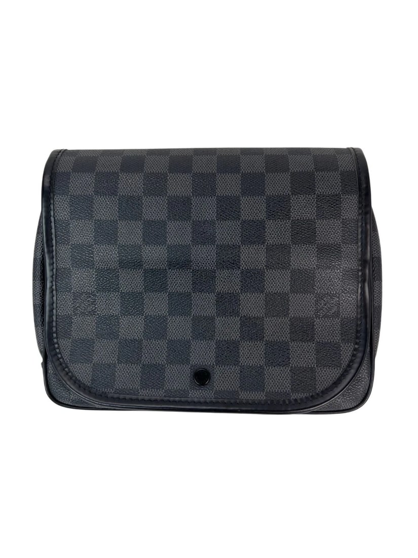 Louis Vuitton Damier Graphite Hanging Toiletry Kit Pouch: Title: Louis Vuitton Damier Graphite Hanging Toiletry Kit Pouch Description: Pre-Owned 100% Authentic Louis Vuitton Damier Graphite Hanging Toiletry Kit RATING: A/B...Very Good, well maintained, shows