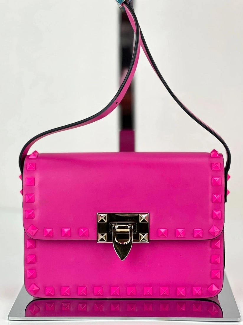 Valentino Gavavani Small Rockstud Pink Leather Shoulder Bag: Title: Valentino Gavavani Small Rockstud Pink Leather Shoulder Bag Description: Pre-Owned 100% Authentic Valentino Gavavani Small Rockstud Pink Leather Shoulder Bag RATING: B+...Very Good, well mainta