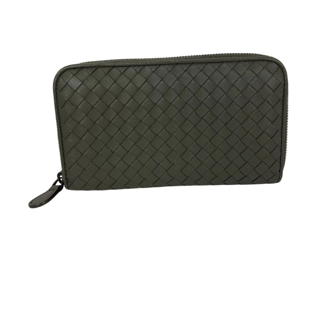 Bottega Veneta Gray Intrecciato Zip Around Leather Wallet Clutch: Title: Bottega Veneta Gray Intrecciato Zip Around Leather Wallet Clutch Description: Pre-Owned 100% Authentic Bottega Veneta Gray Intrecciato Zip Around Leather Wallet Clutch RATING: A...excellent,