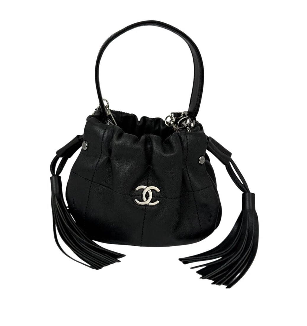 Chanel Vintage Small Lambskin Stitched Chocolate Bar Chain Black Bag: Title: Chanel Vintage Small Lambskin Stitched Chocolate Bar Chain Black Bag Description: Pre-Owned 100% Authentic Chanel Vintage Small Lambskin Stitched Chocolate Bar Chain Fringe Hobo Black RATING: B