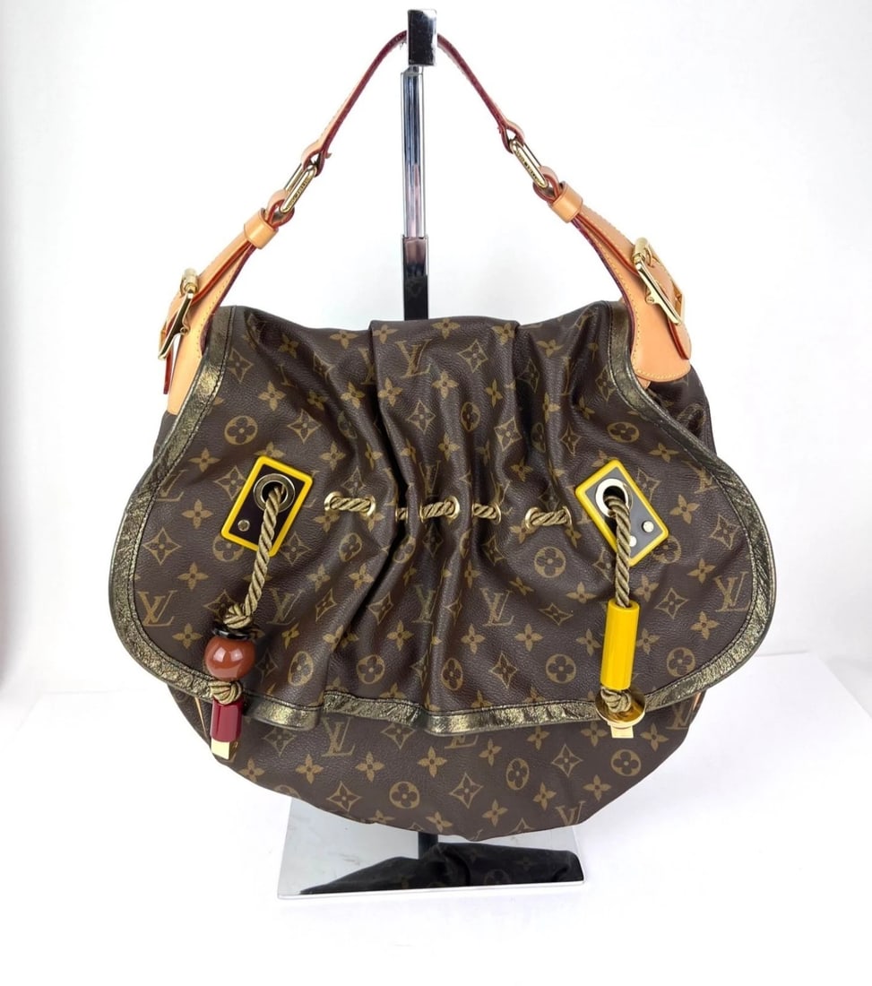 Louis Vuitton Monogram Kalahari GM Shoulder Bag: Title: Louis Vuitton Monogram Kalahari GM Shoulder Bag Description: Pre-Owned 100% Authentic Louis Vuitton Monogram Kalahari GM Shoulder Bag RATING: A/B...Very Good, well maintained, shows minor