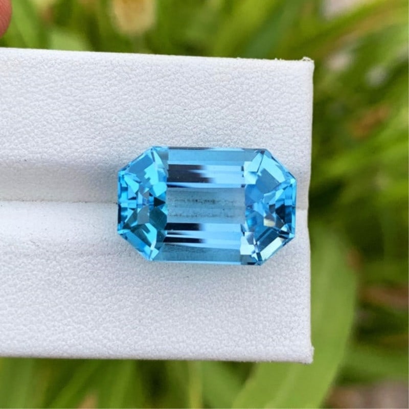 Blue Topaz Gemstone For Jewelry, Faceted Swiss Blue Topaz Stone, 18.5 CT: Description Loose Blue Topaz Gemstone For Jewelry Making, Faceted Swiss Blue Topaz Cut Stone, Natural Blue Topaz Necklace December Birthstone, 18.5 CT Weight : 18.5 Carat Dimensions : 18 x 12 x 9 MM S