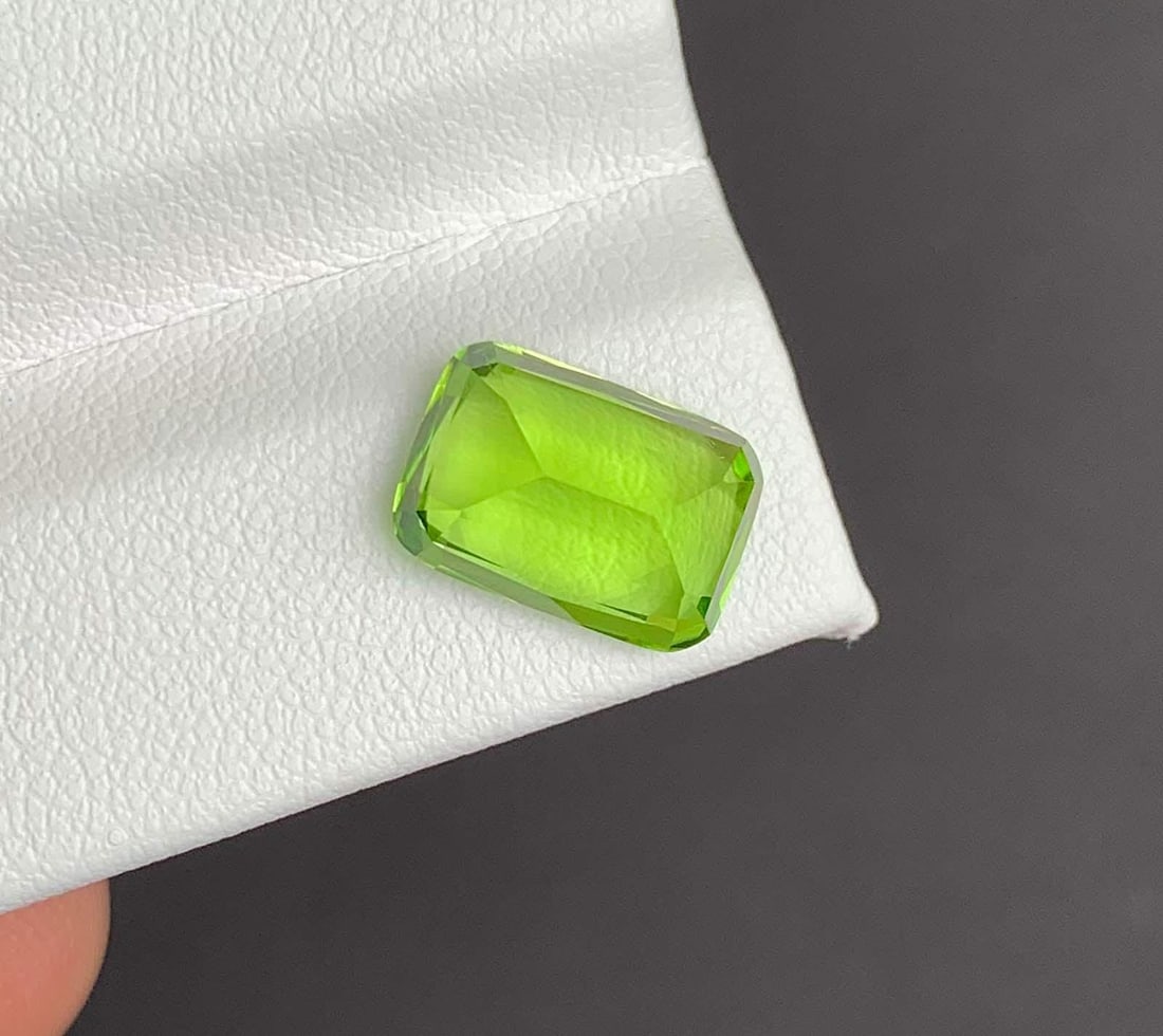 Cushion Cut Peridot Gemstone: Natural August Birthstone, Pakistan (4.23 carats) (1 of 4)