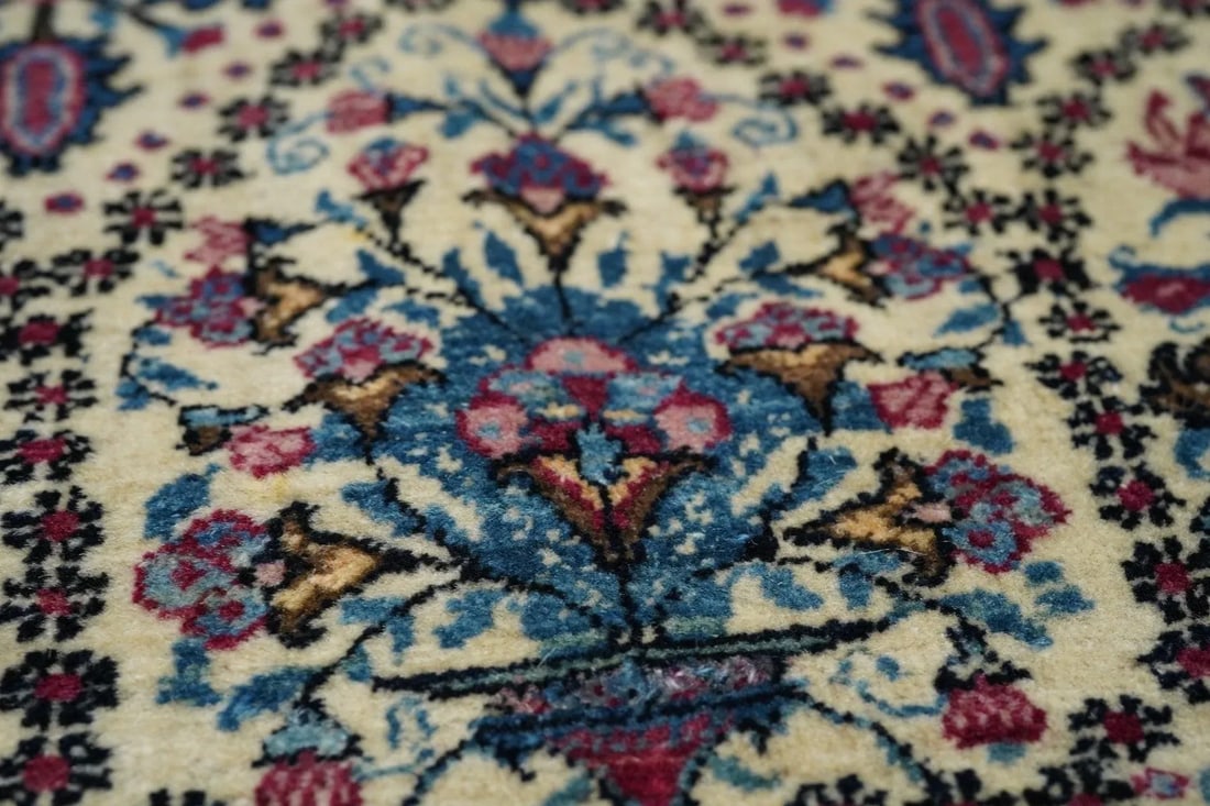 Late 18th Century Antique Persian Tehran Rug 4'3'' x 6'9'' - 4