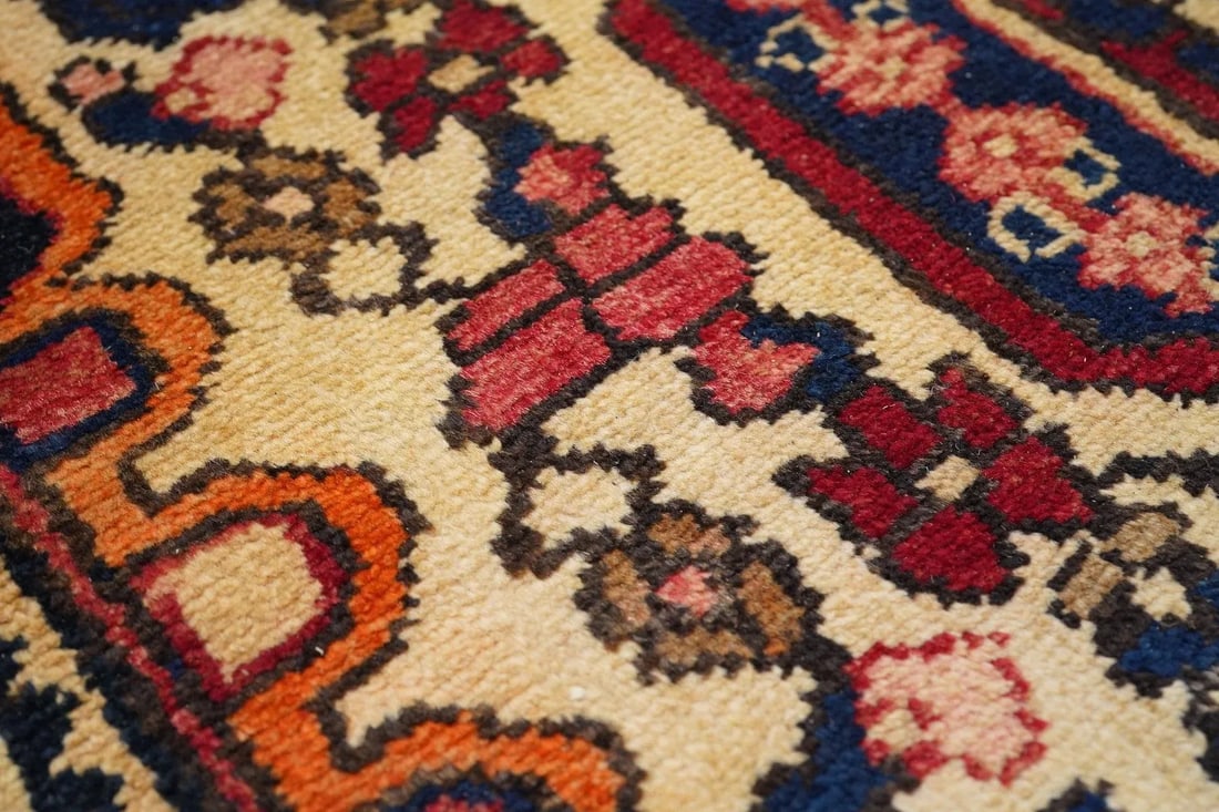 Antique Bakhtiari Rug 5'4'' x 11'0'' - 8
