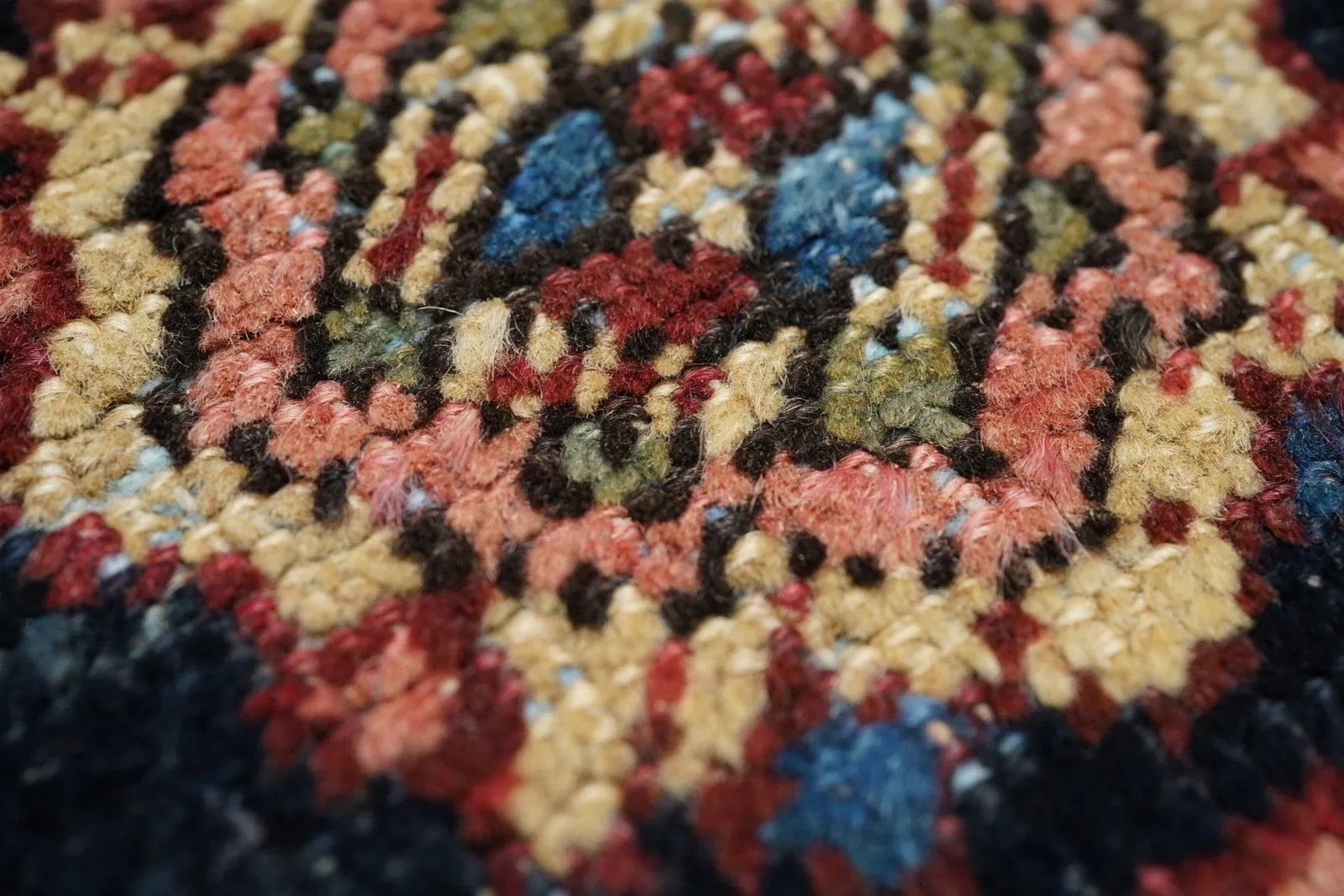 Antique Hand Made Heriz Persian Rug - 6