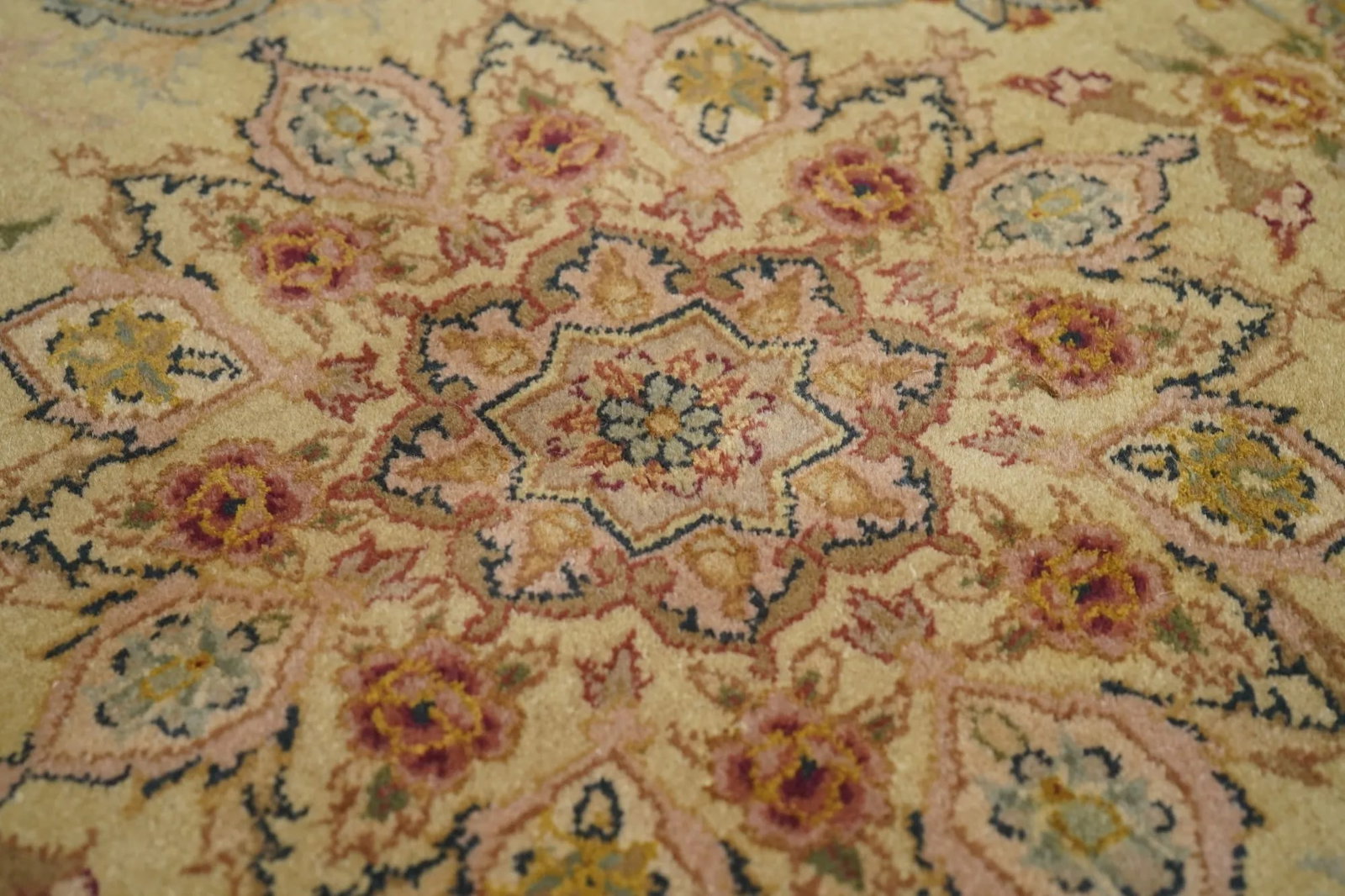 Pak Persian Tabriz Design Rug 3'9'' X 5'9'' - 8
