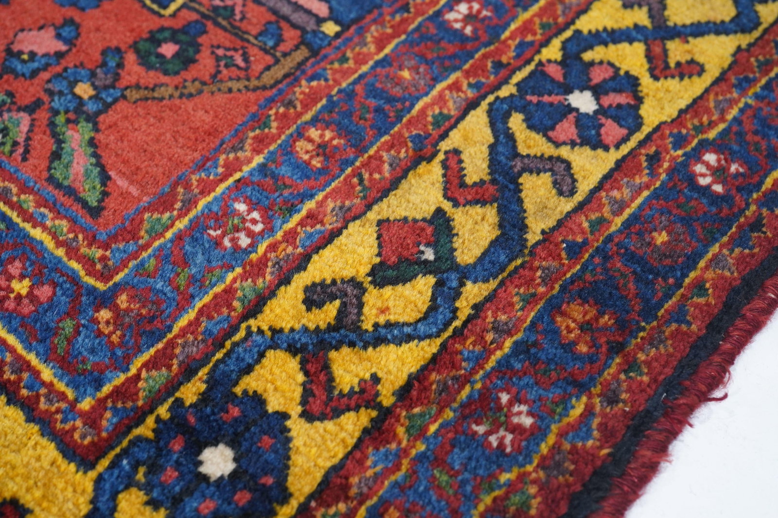 Antique Bakhtiari Rug 5'0'' X 6'4'' - 7