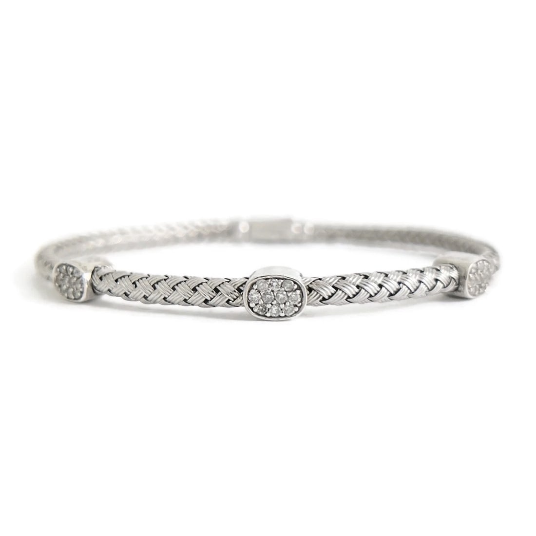 Diamond Cluster Braided Woven Flex Bangle Bracelet Sterling Silver 6.99 Grams: Diamond Cluster Braided Woven Flex Bangle Bracelet Sterling Silver 6.99 Grams This is such a unique bracelet! Please let us know if you have any questions. Diamonds: 30 round brilliant cuts .15 ctw,