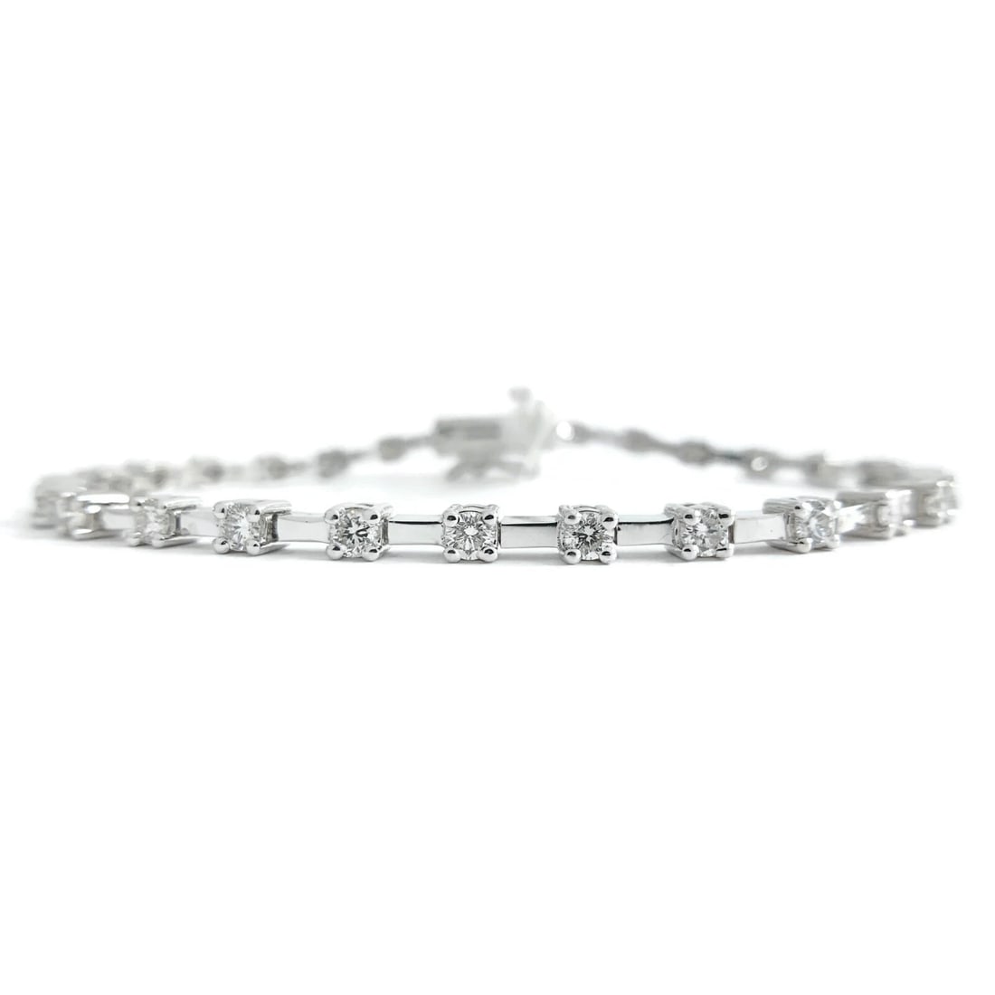 Round Bar Link Diamond Tennis Bracelet 14K White Gold, 1.65 CTW, 12.10 Grams: Round Bar Link Diamond Tennis Bracelet 14K White Gold, 1.65 CTW, 12.10 Grams This is such a gorgeous and unique tennis bracelet! Please let us know if you have any questions. Diamonds: 28 round