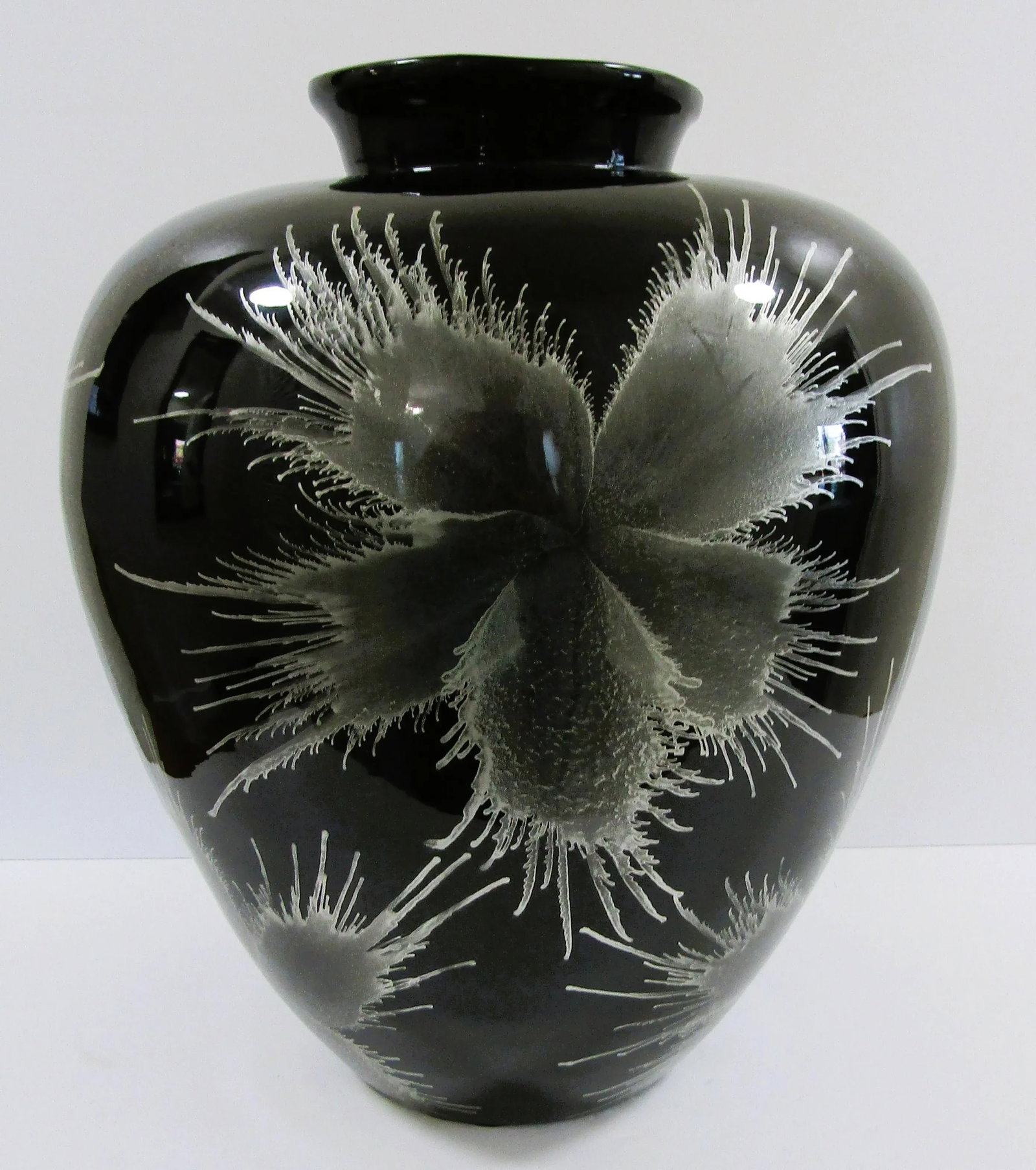 1960s Vintage Large Black Lacquer Over Bamboo Urn Vase With Silver Floral Design - 2