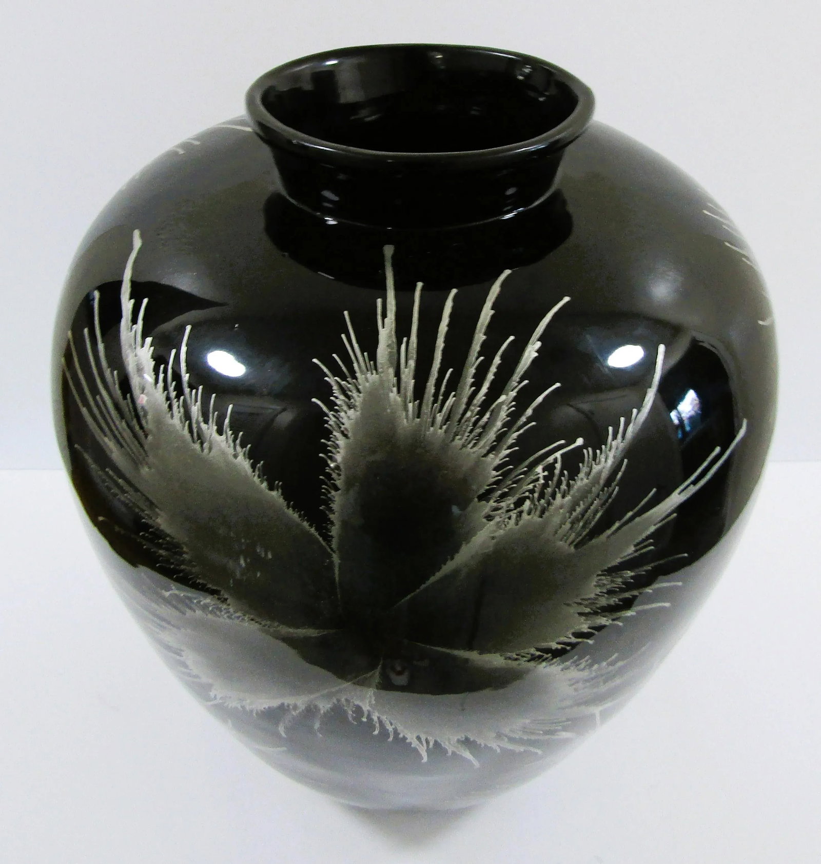 1960s Vintage Large Black Lacquer Over Bamboo Urn Vase With Silver Floral Design - 3