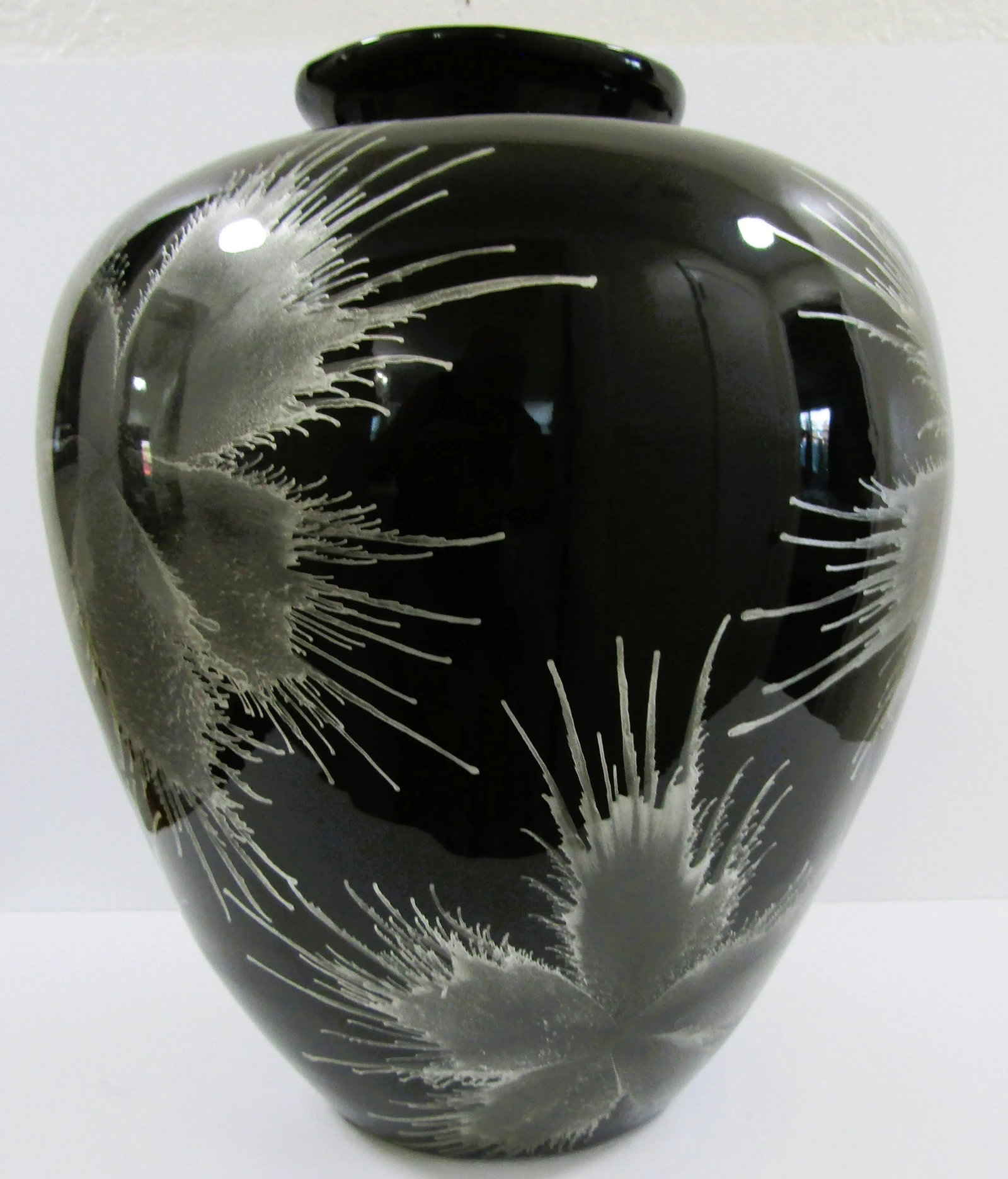 1960s Vintage Large Black Lacquer Over Bamboo Urn Vase With Silver Floral Design - 4