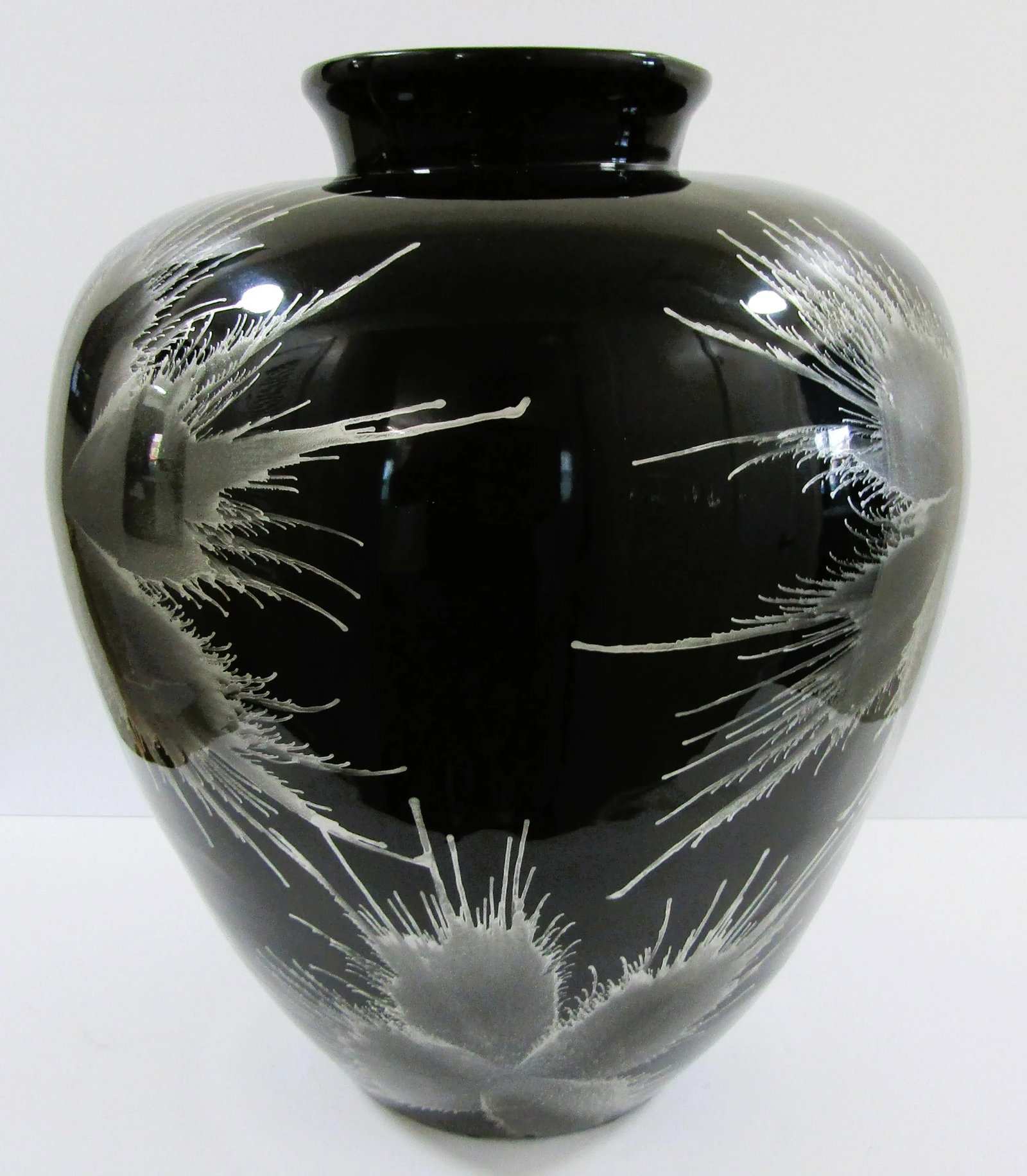 1960s Vintage Large Black Lacquer Over Bamboo Urn Vase With Silver Floral Design - 5