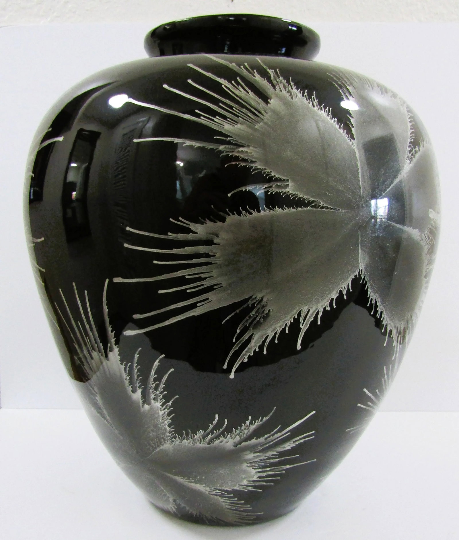 1960s Vintage Large Black Lacquer Over Bamboo Urn Vase With Silver Floral Design - 6