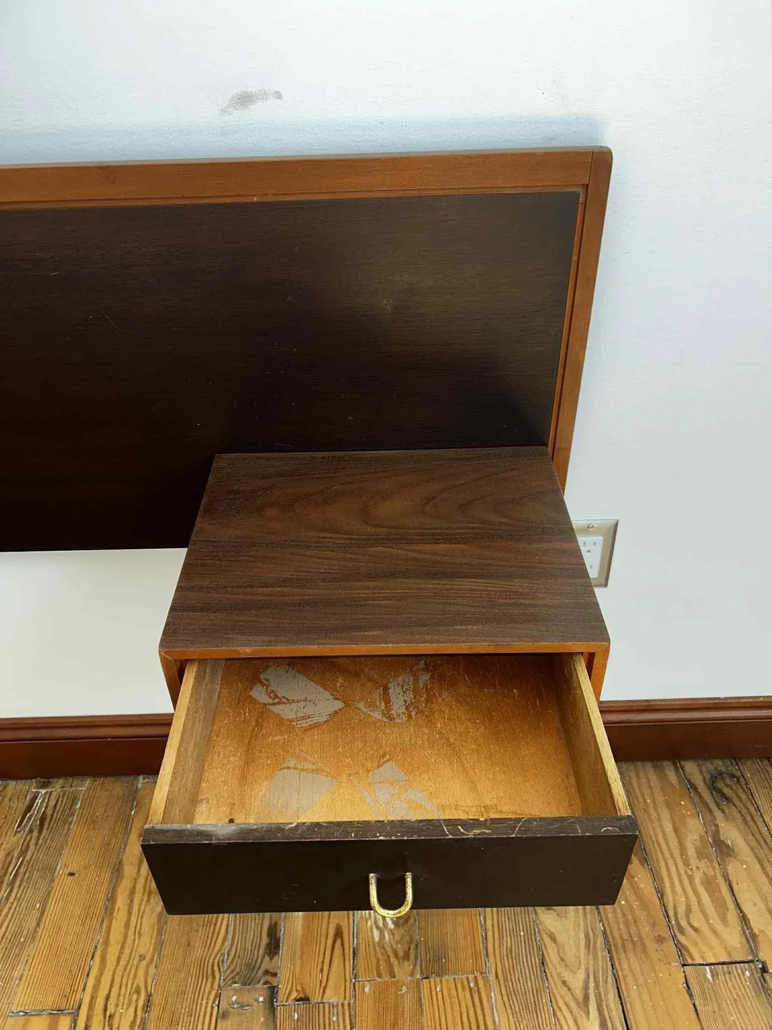1960s Mid-Century Modern Floating Headboard With Integrated Nightstands - 4