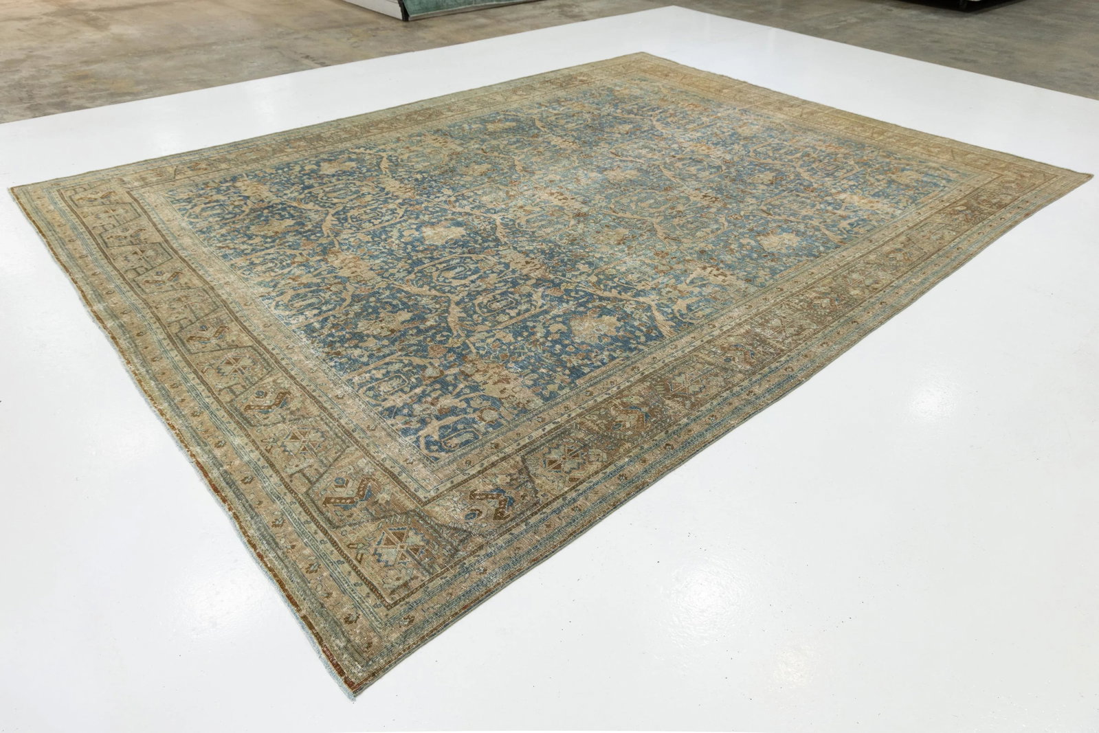 Floral Designed Handmade Mahal Wool Rug in Blue From the 1900s - 6