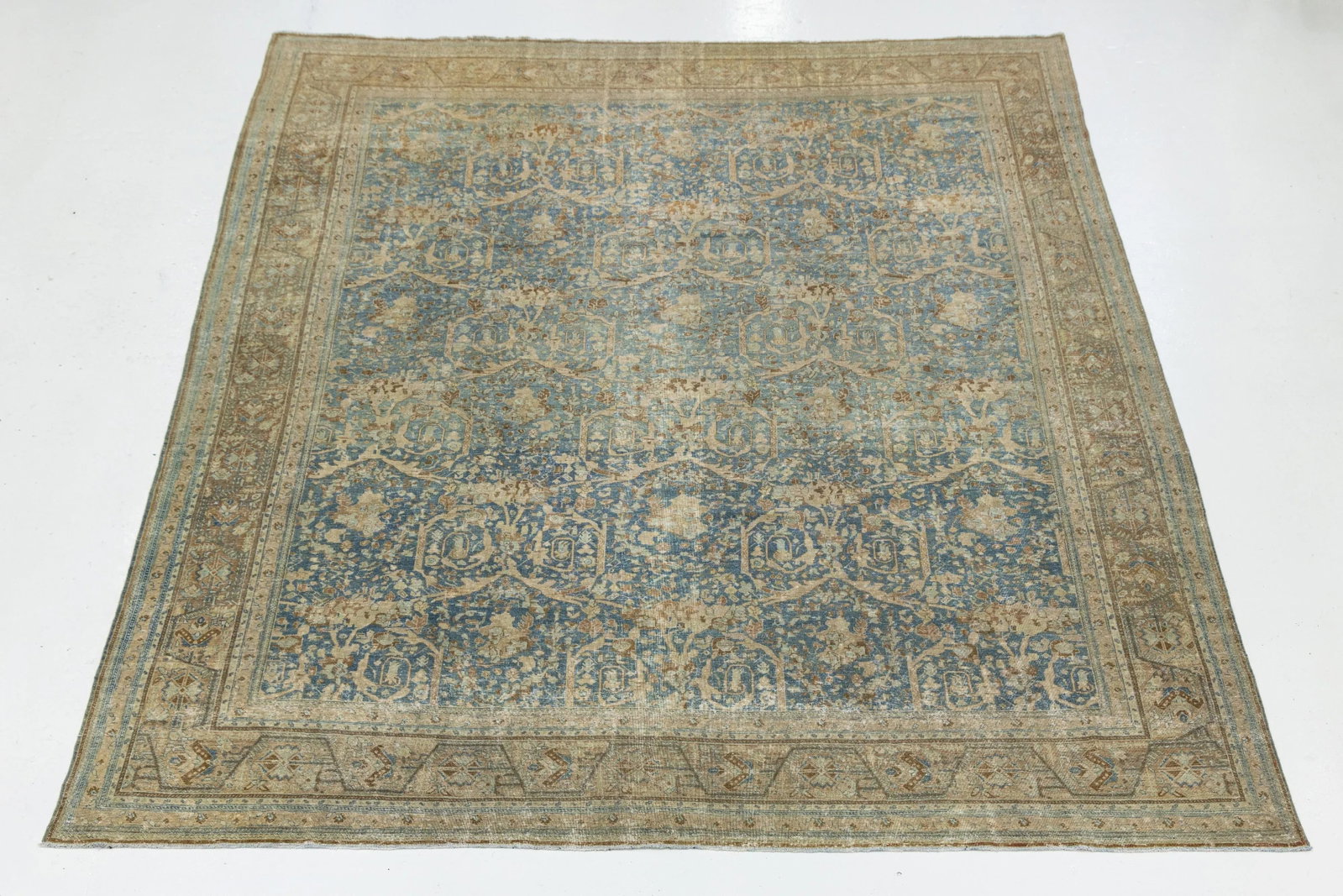 Floral Designed Handmade Mahal Wool Rug in Blue From the 1900s - 7