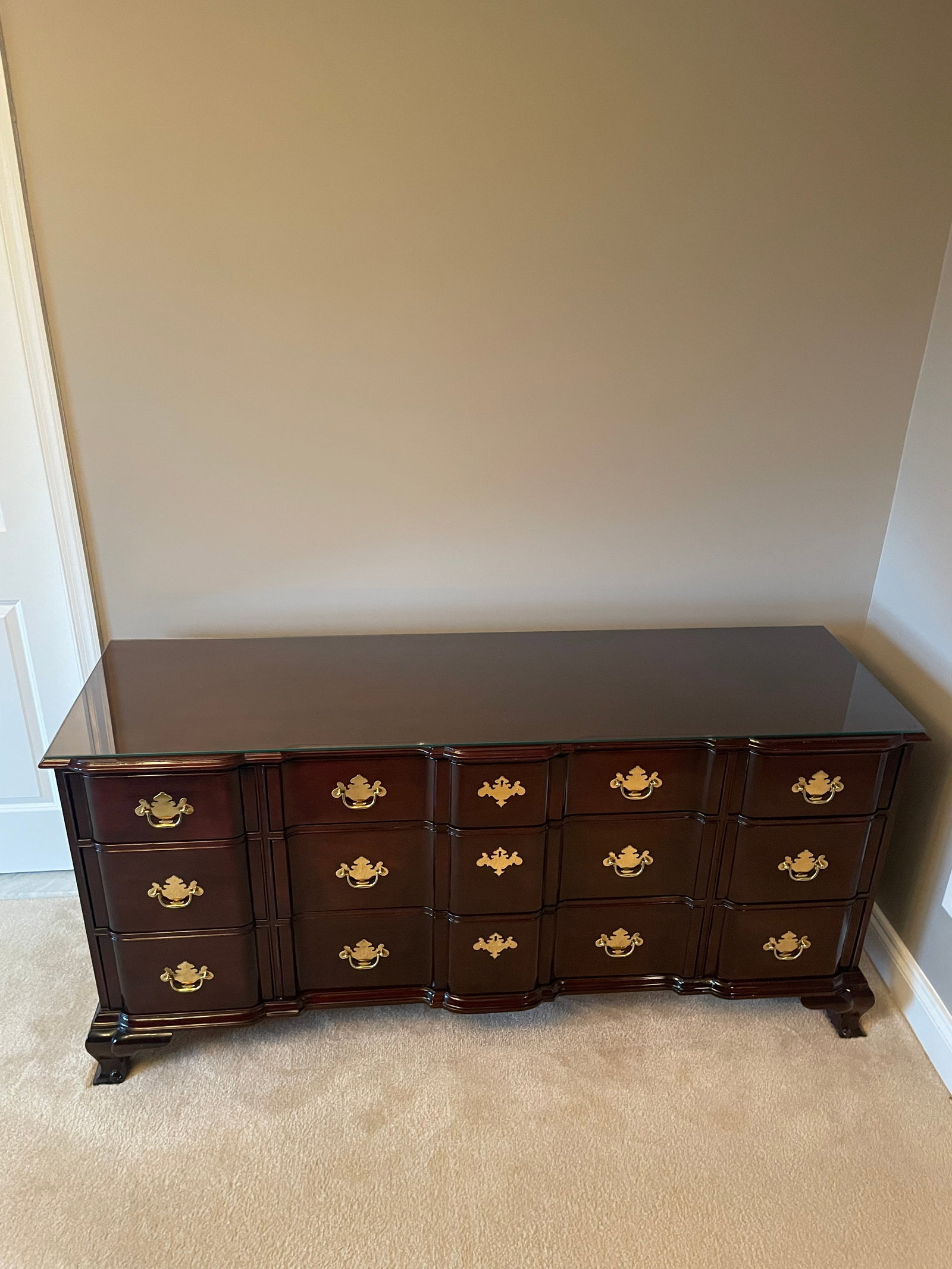 1990s Kindel Boxed Front Chippendale Mahogany Long Dresser. - 10