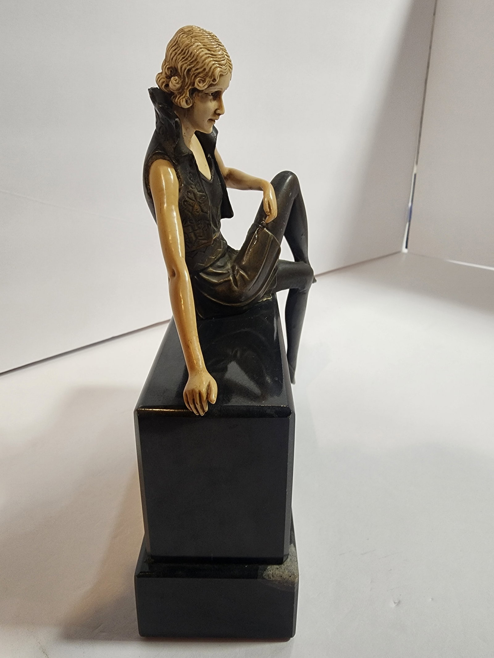 1930s Art Deco "Flapper Girl on a Wall" Bronze and Galalith Sculpture - 8