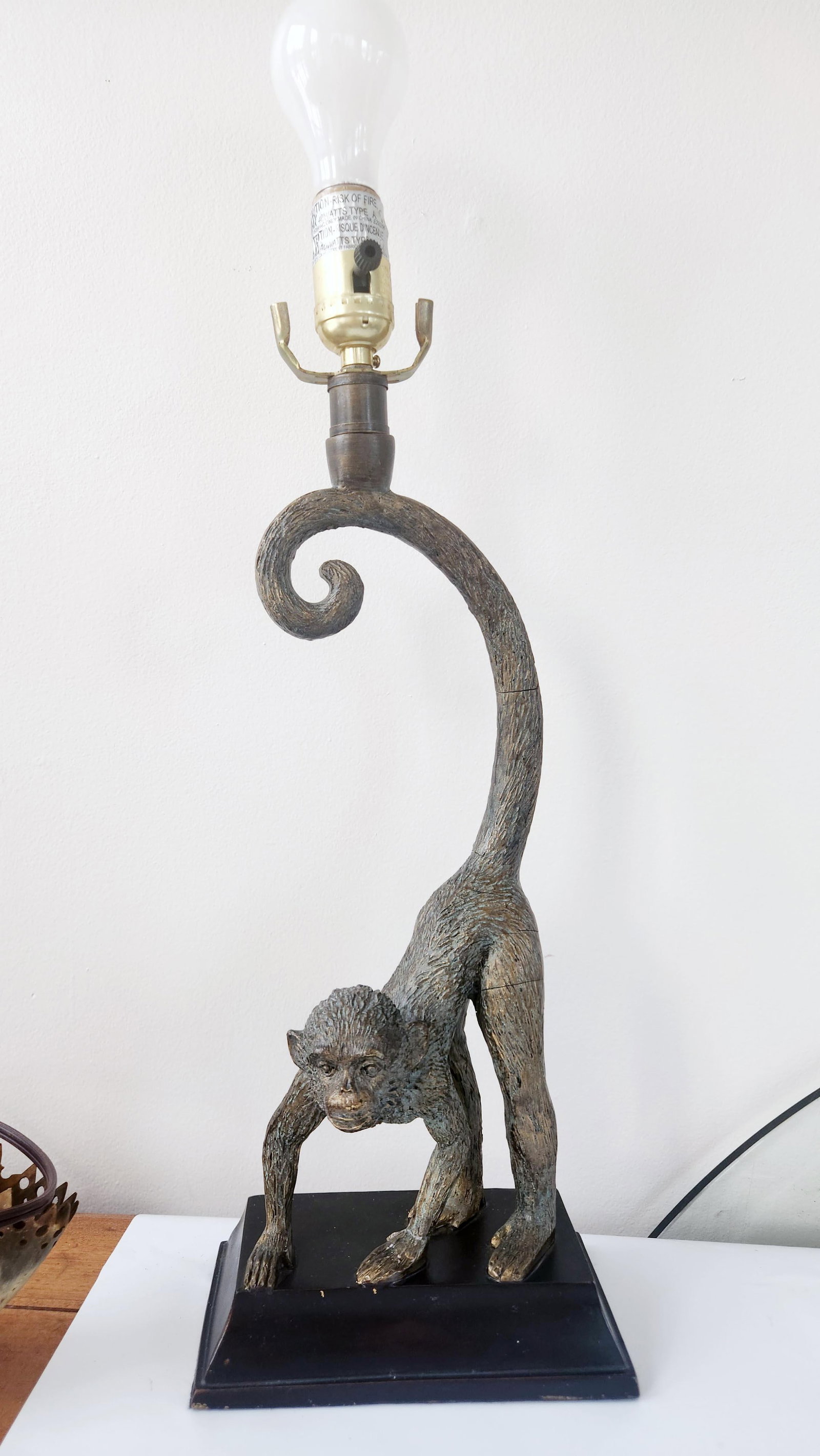 Vintage 1980's Monkey Lamp, Bronze Patinated Metal – Sculptural Hollywood Regency Accent - 2