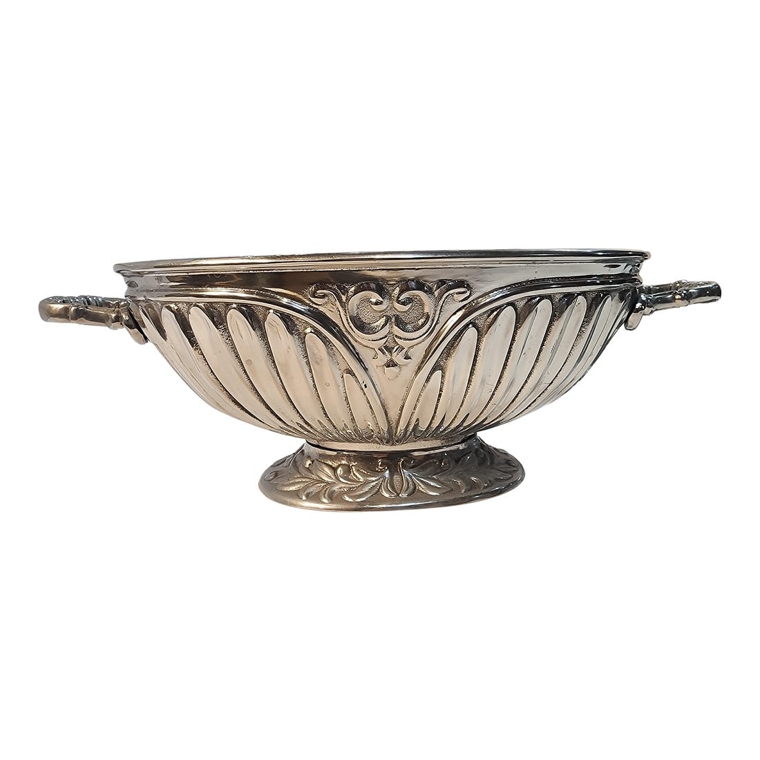 Lenox Metal Soup Tureen With Lid and Spoon: This beautiful soup tureen holds 3 quarts and is in excellent condition. As always, your Home Inspirations purchase includes free shipping so just enjoy. Condition: Alterations: Original Condition