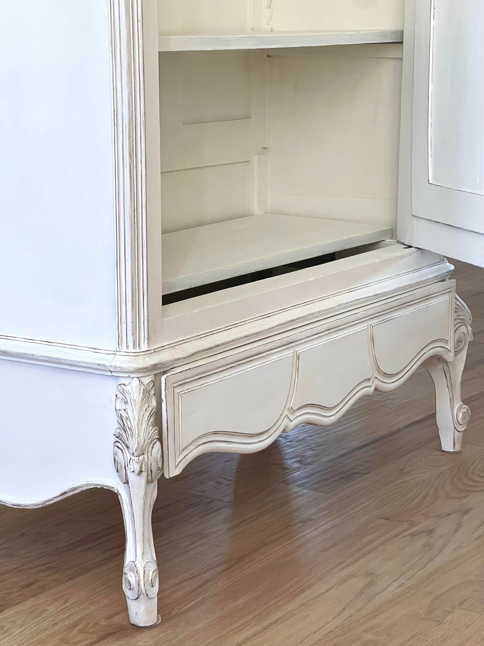 19th Century French Hand-Carved Mirrored Armoire – Single Door, Ornate Crest, Distressed White - 4