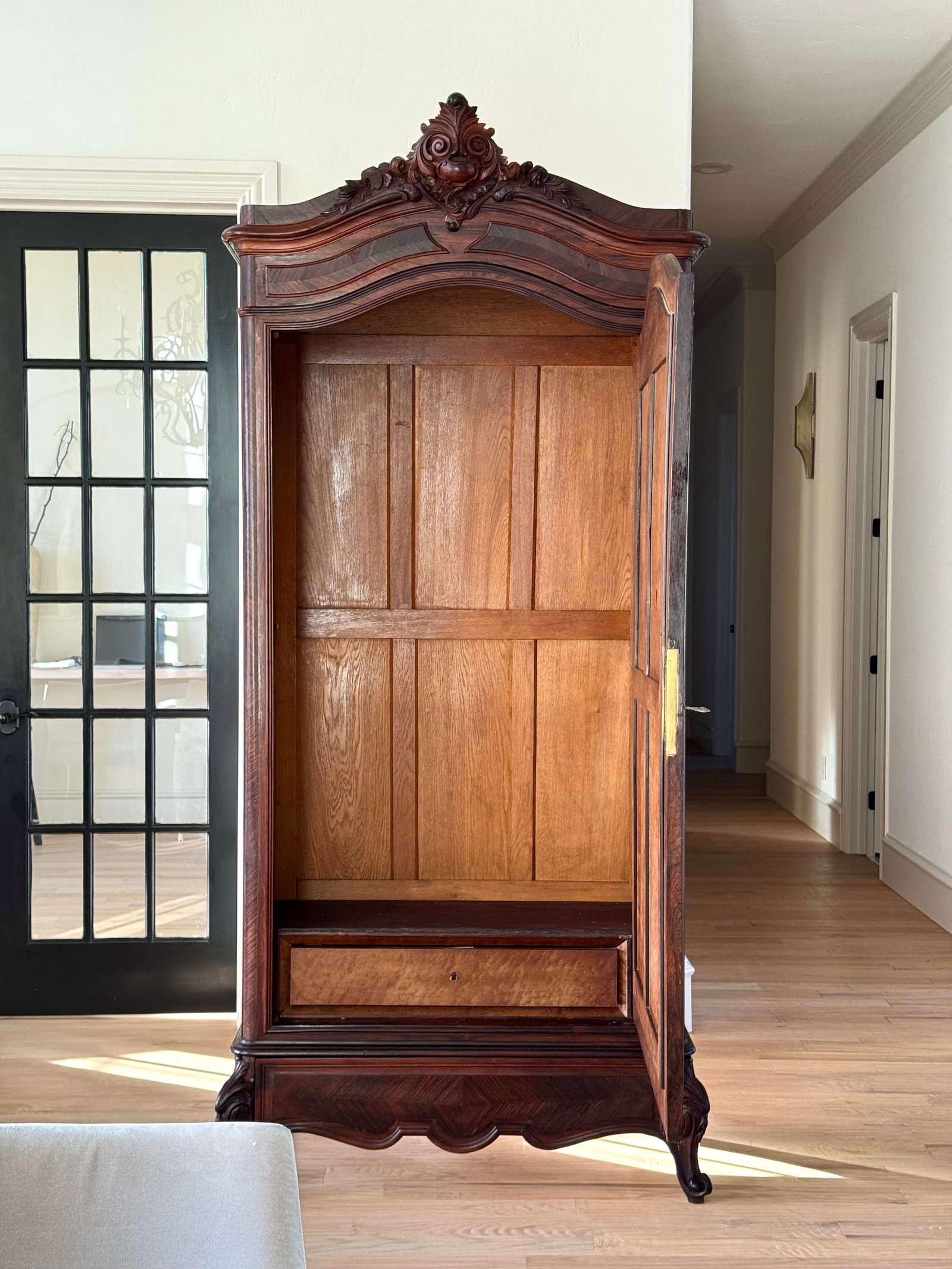 19th Century French Louis XV Hand Carved Walnut Armoire Vitrine With Single Glass Door - 10