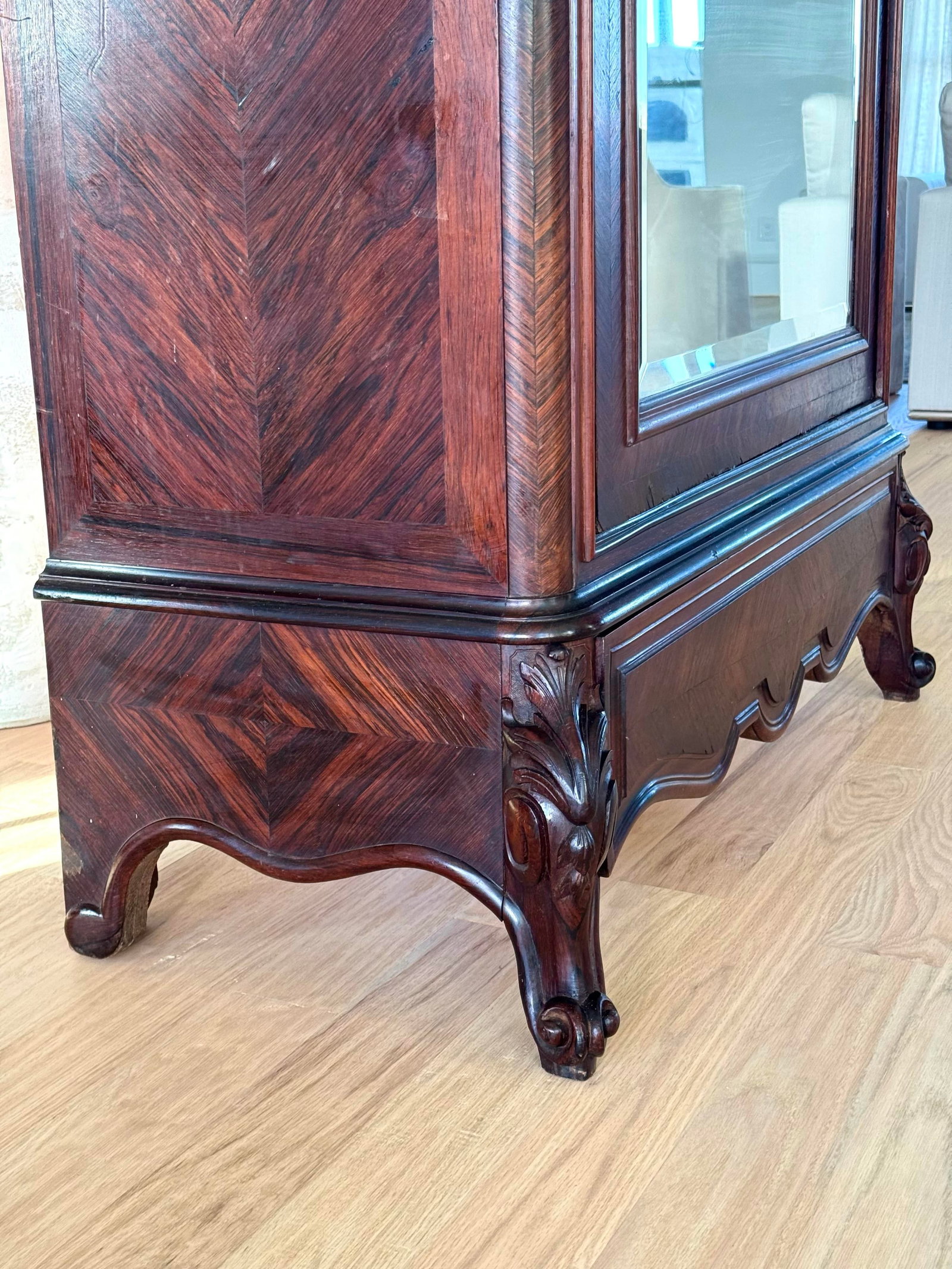 19th Century French Louis XV Hand Carved Walnut Armoire Vitrine With Single Glass Door - 4