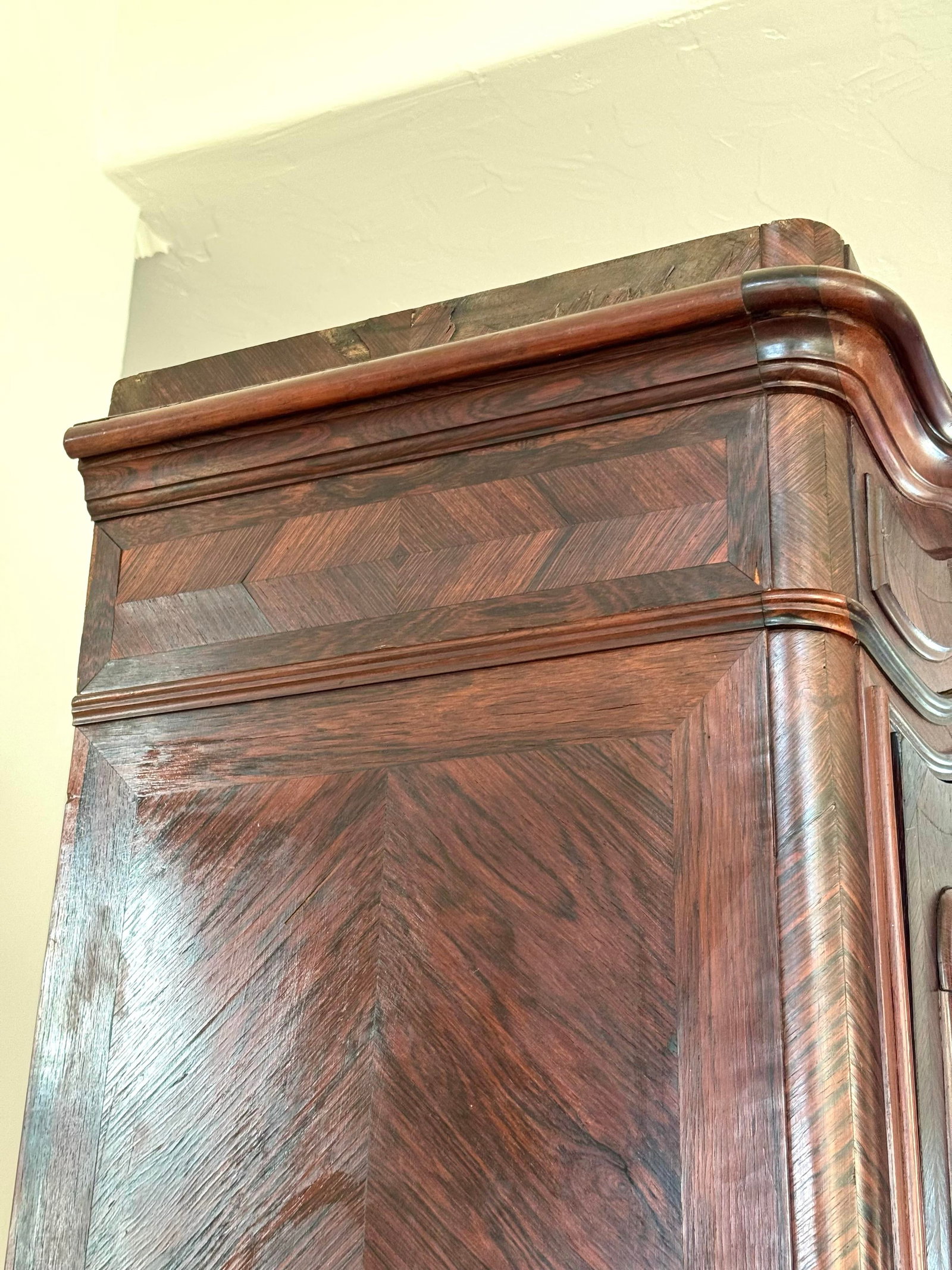 19th Century French Louis XV Hand Carved Walnut Armoire Vitrine With Single Glass Door - 5