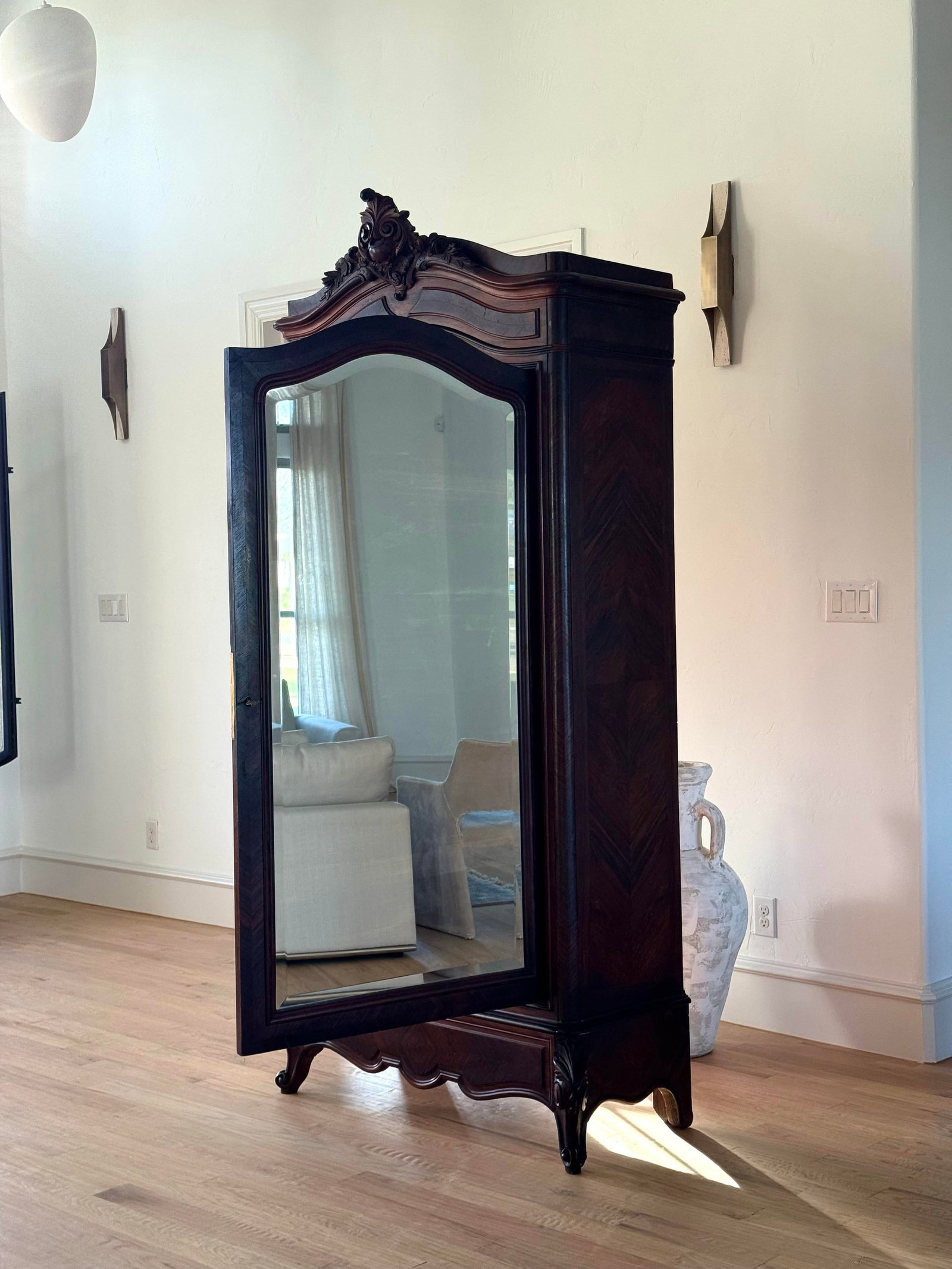 19th Century French Louis XV Hand Carved Walnut Armoire Vitrine With Single Glass Door - 7