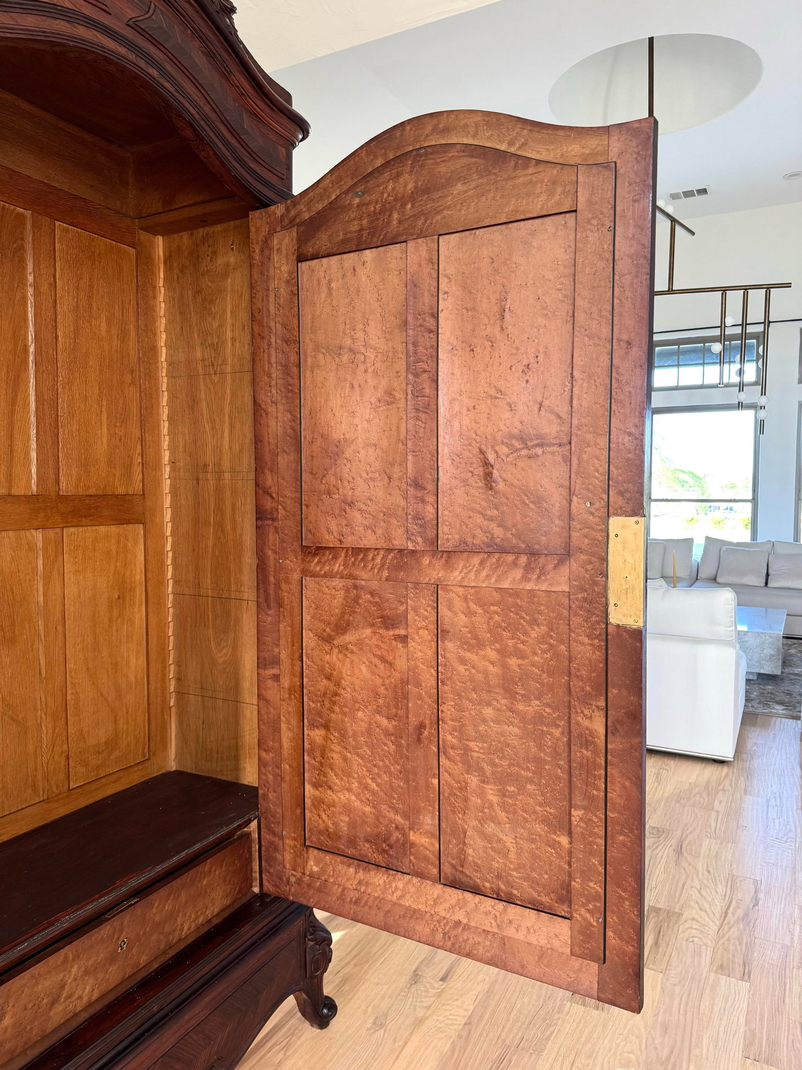 19th Century French Louis XV Hand Carved Walnut Armoire Vitrine With Single Glass Door - 9