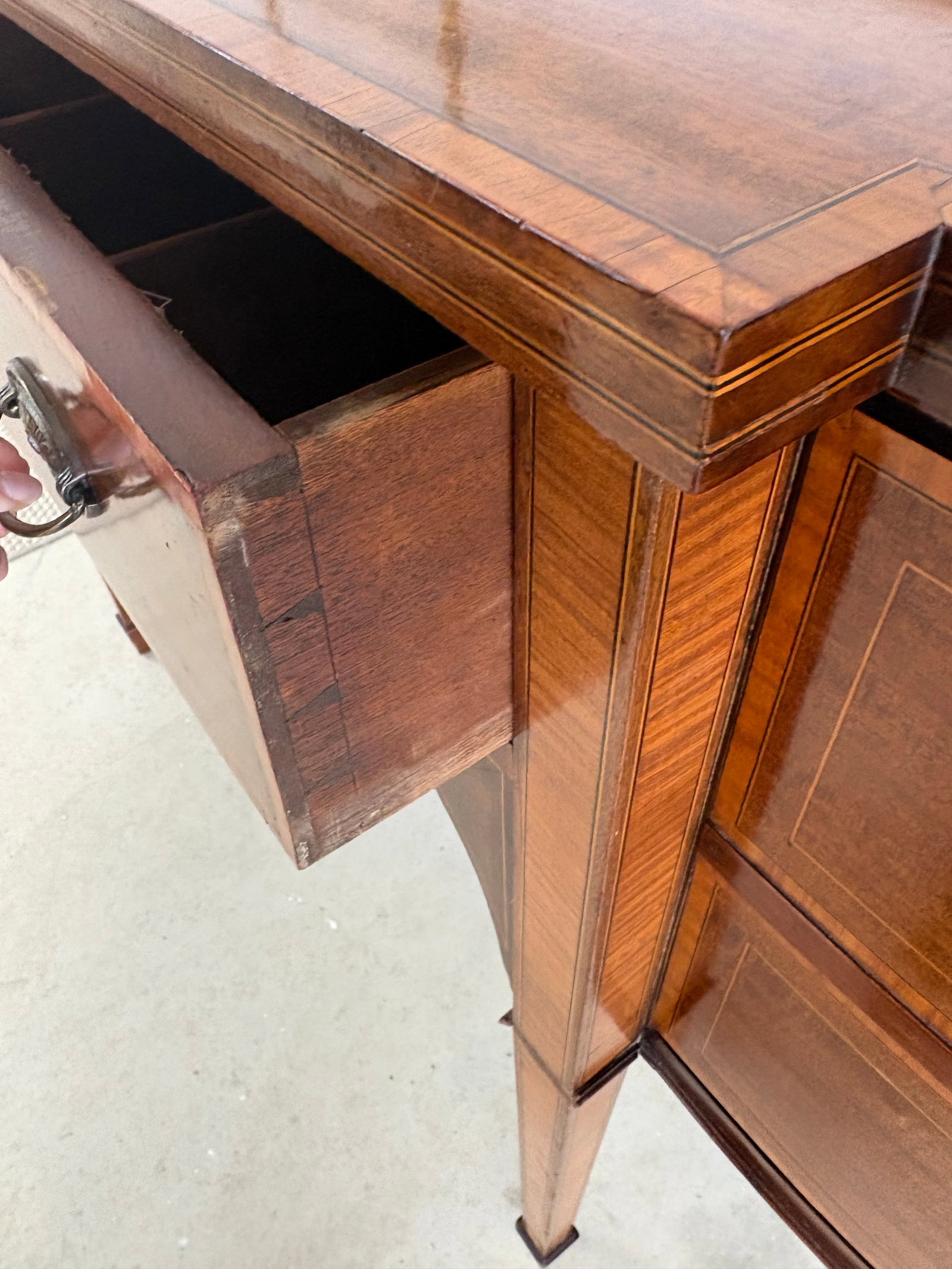 English George III Inlaid Sideboard With Banding and Marquetry, 19th Century - 2