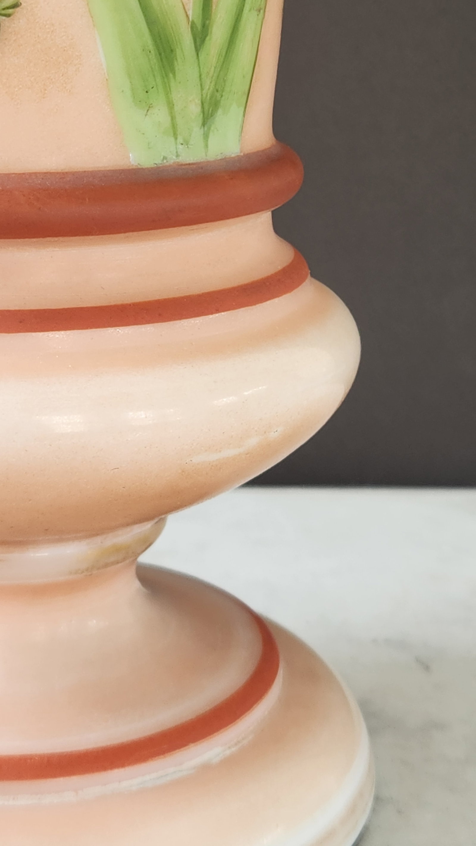 1940s Mid-Century Modern Hand-Painted Iris Satin Glass Table Lamp in Blush Pink With Brass Hardware - 10