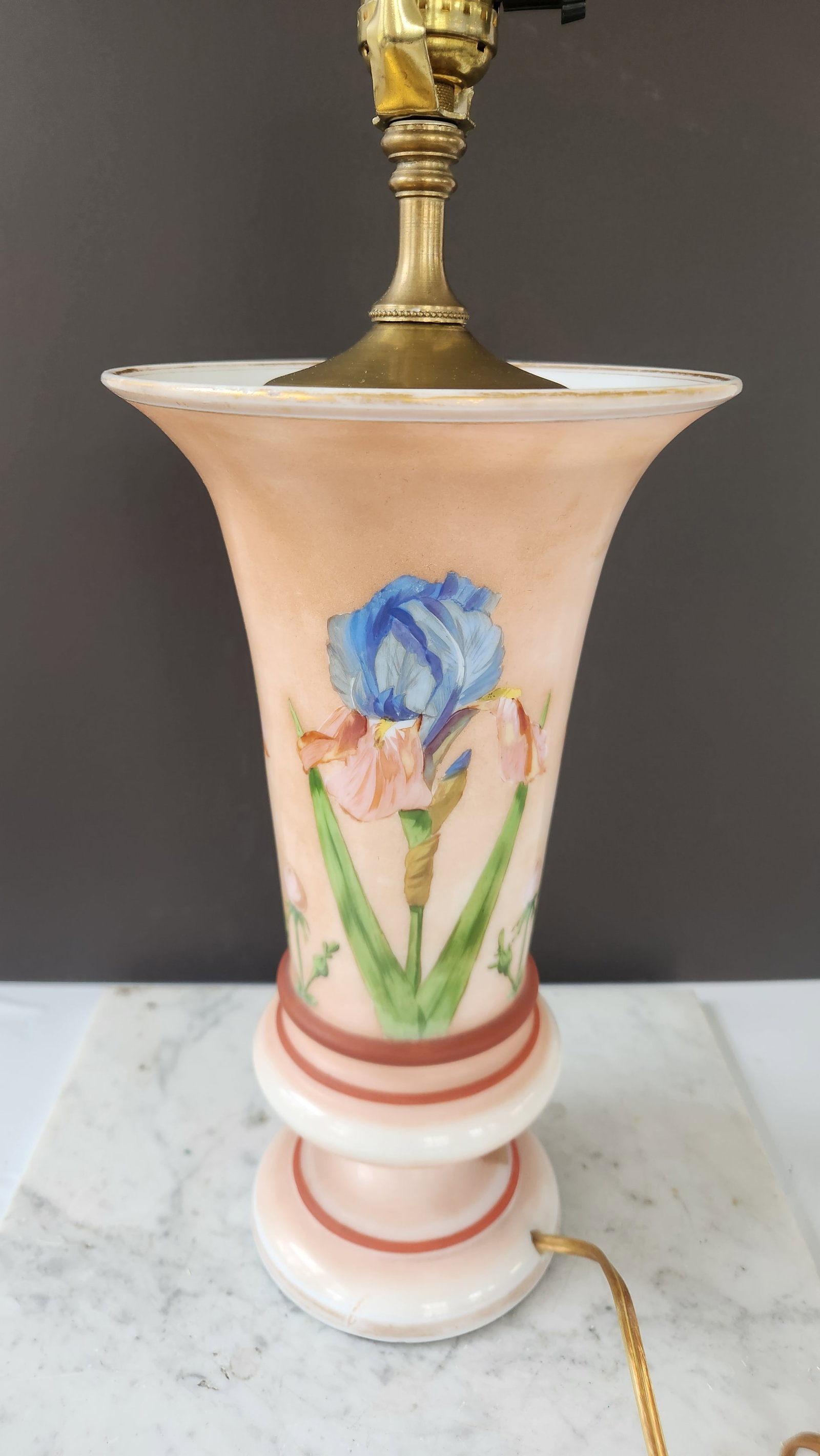 1940s Mid-Century Modern Hand-Painted Iris Satin Glass Table Lamp in Blush Pink With Brass Hardware - 11