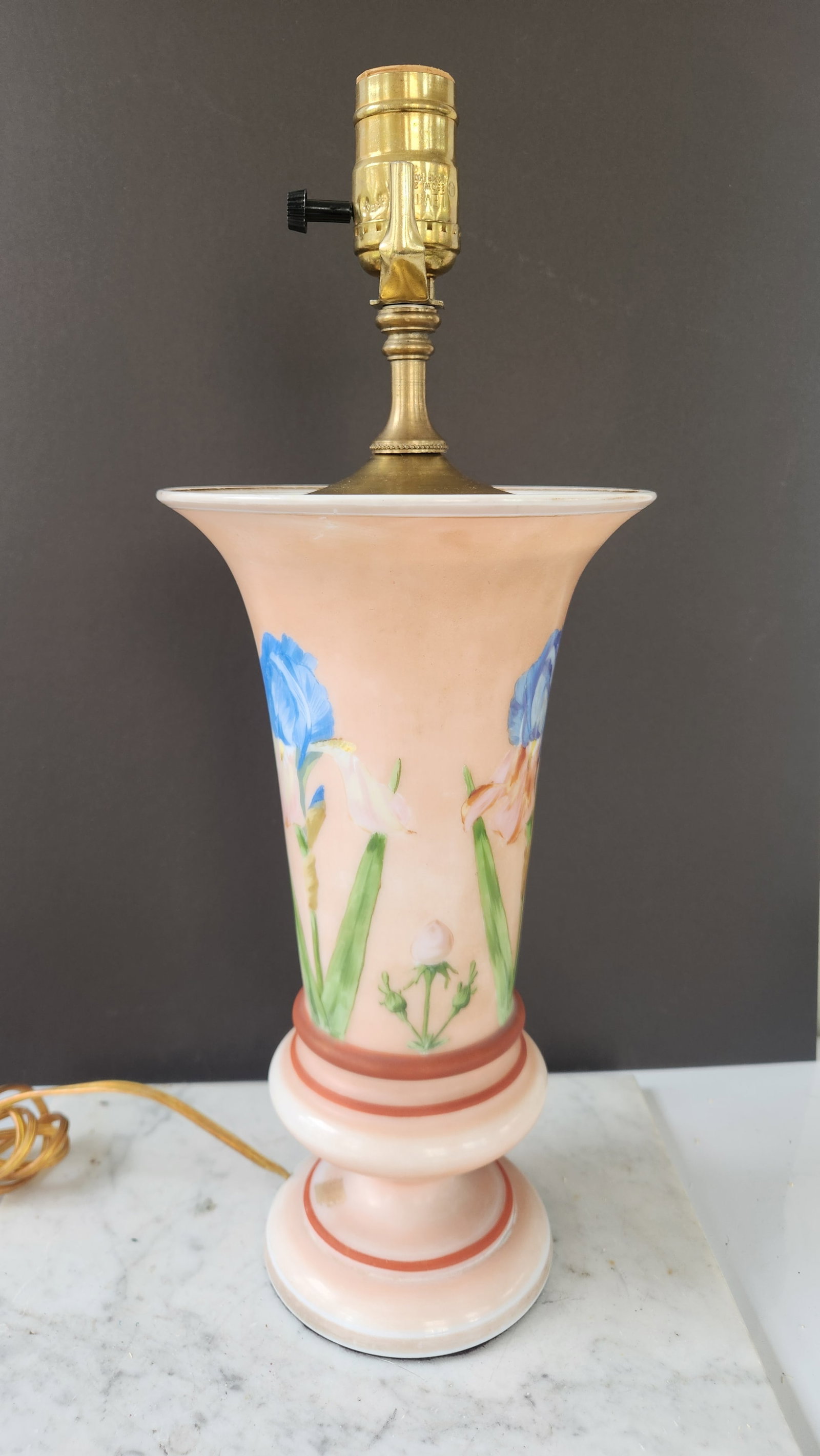 1940s Mid-Century Modern Hand-Painted Iris Satin Glass Table Lamp in Blush Pink With Brass Hardware - 13
