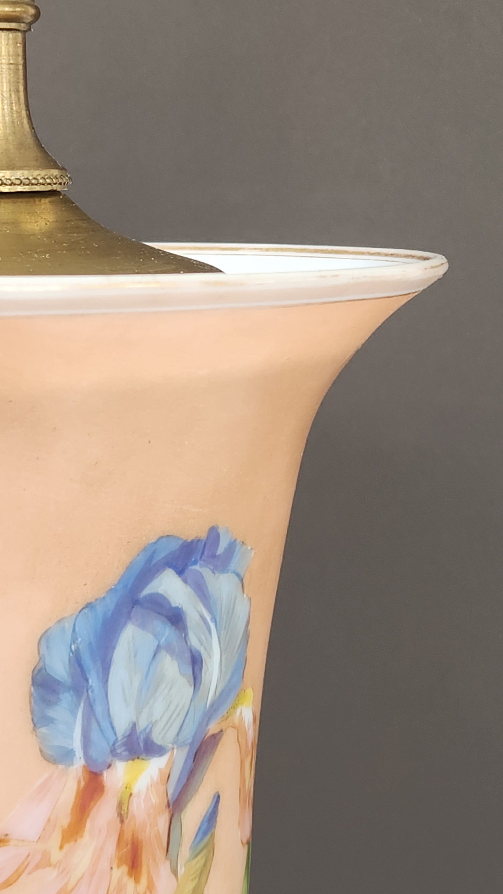 1940s Mid-Century Modern Hand-Painted Iris Satin Glass Table Lamp in Blush Pink With Brass Hardware - 15